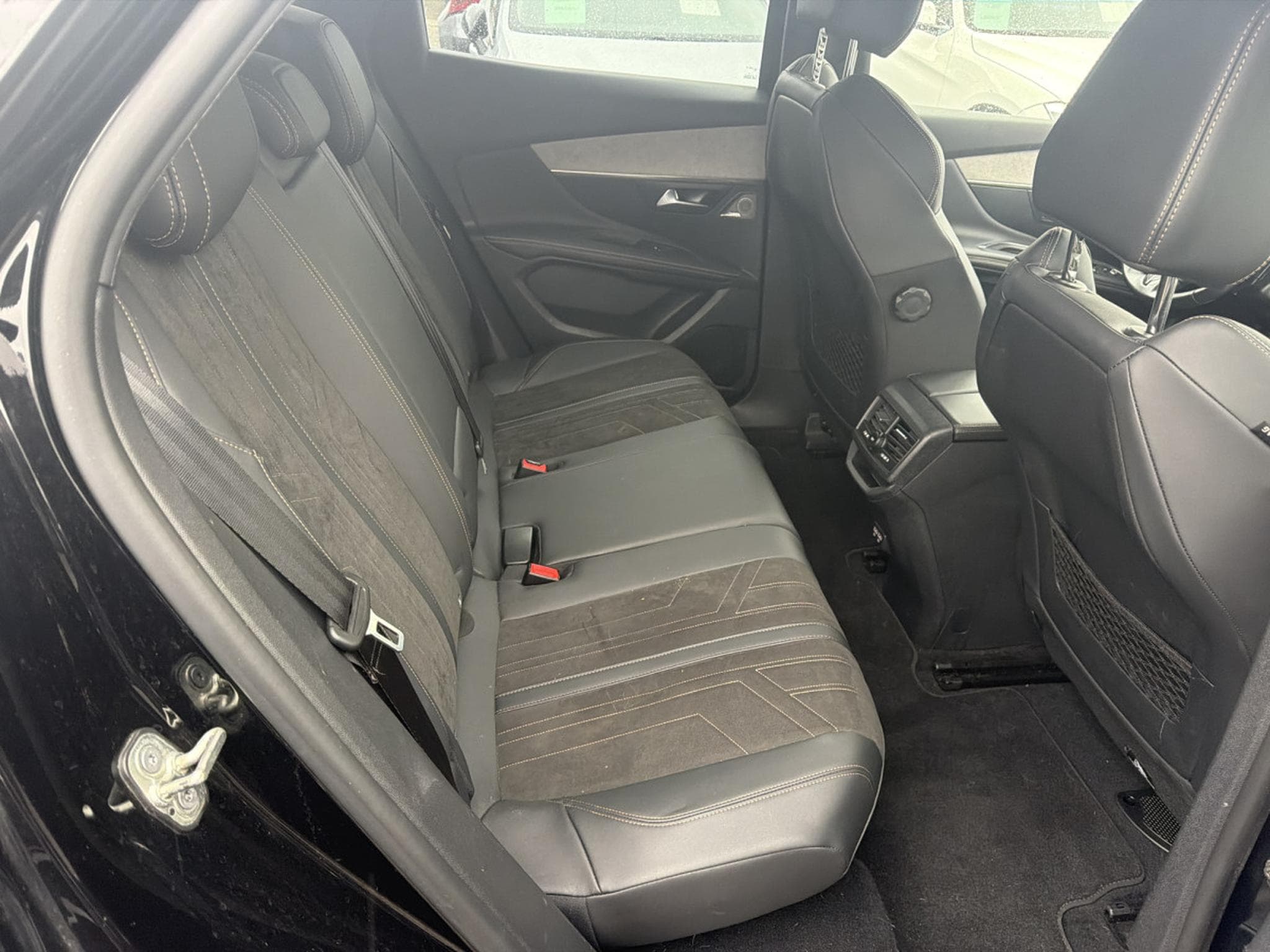 Peugeot 3008 GT 1.2 PT 131CV EAT8 (2022) - Photo 3