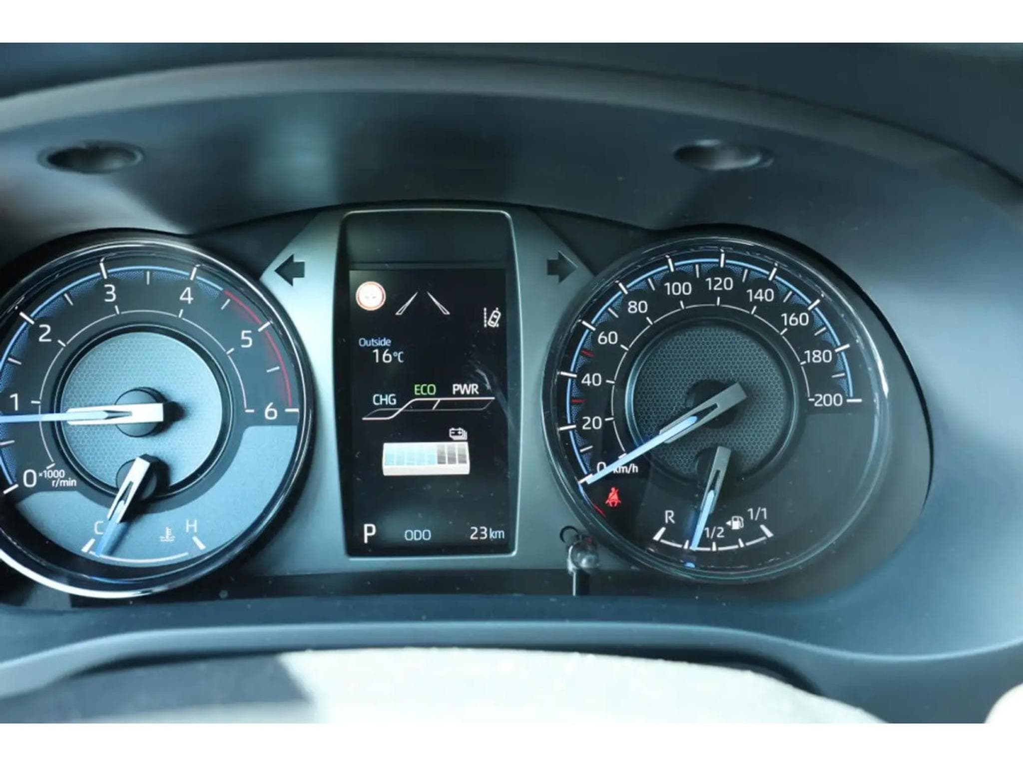 Toyota Hilux 1.5 VVT-i  130 Hybride Executive (2026) - Photo 12
