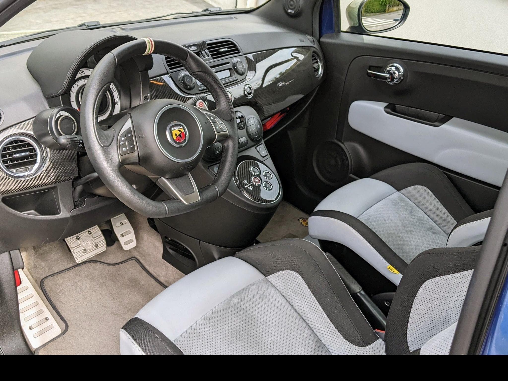 Abarth 695 Tributo Ferrari (2012) - Photo 3