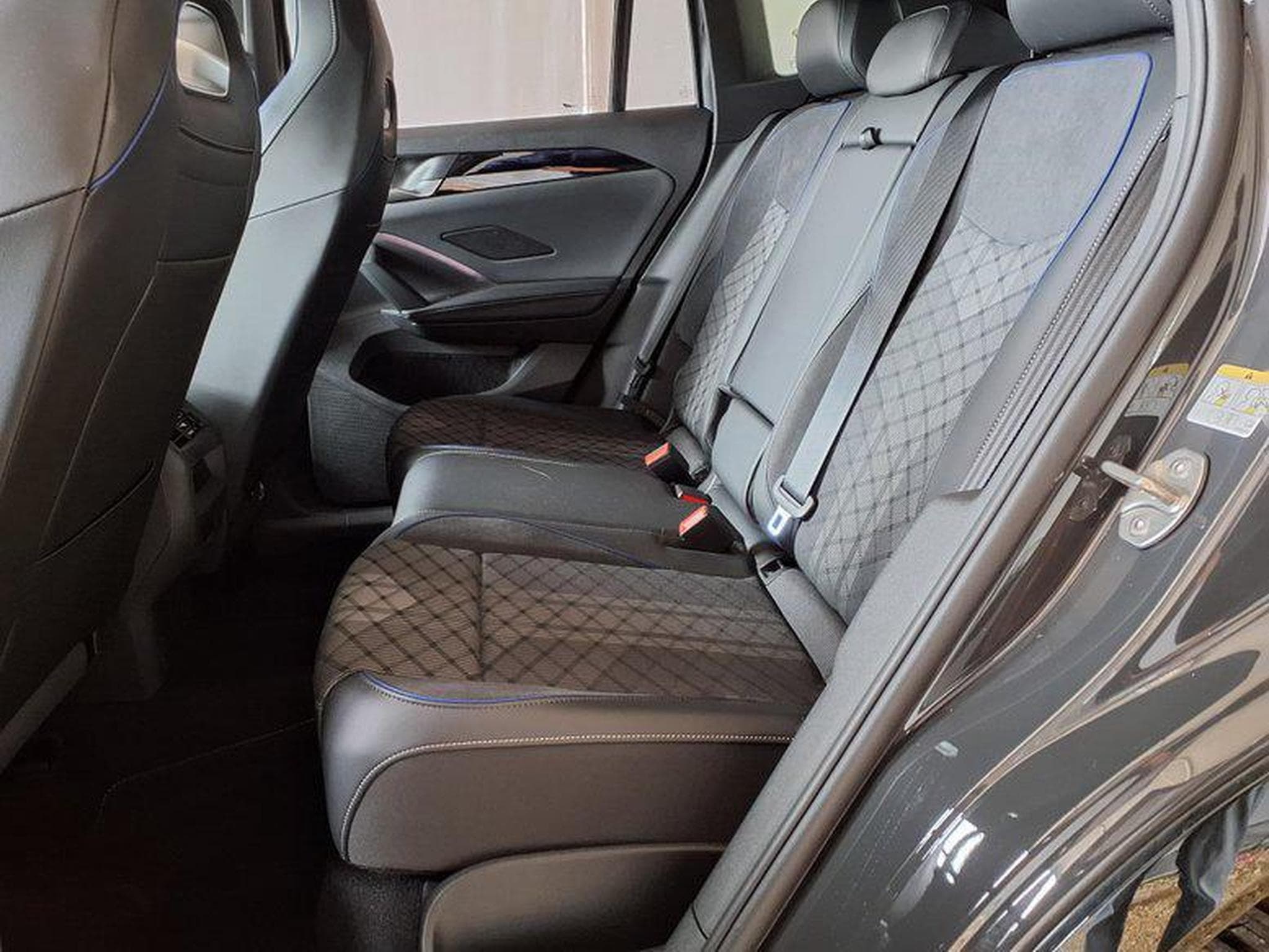 VW Tiguan R-Line 1.5 eTSI 7-Gang-DSG (2025) - Photo 6