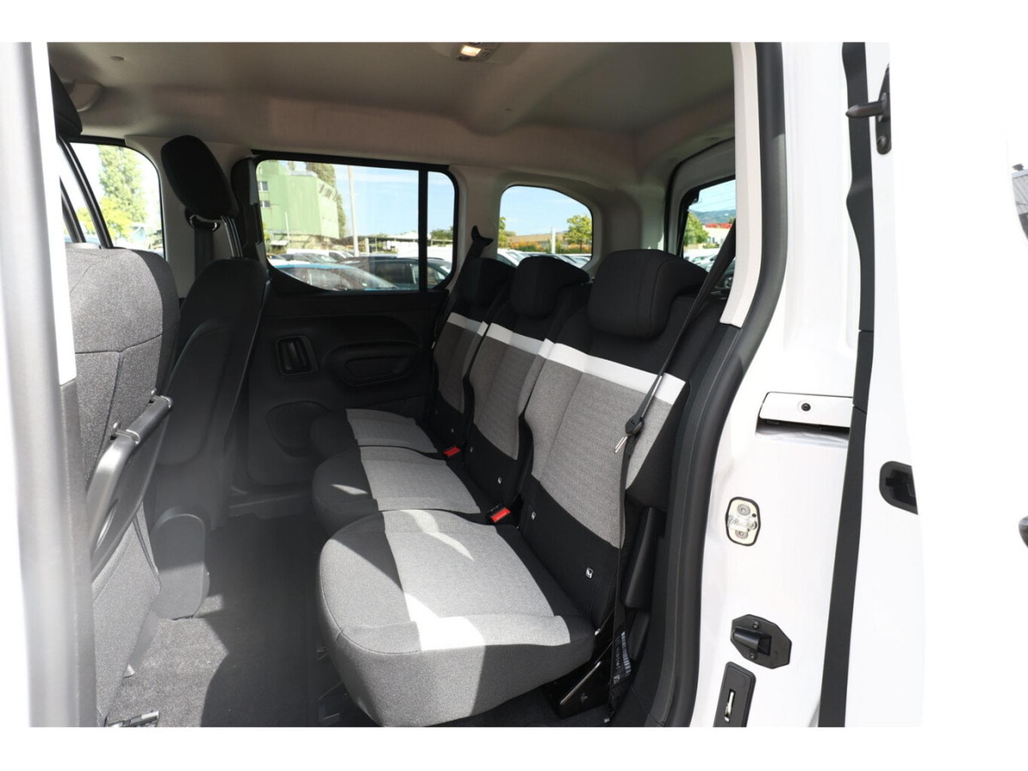 Citroën Berlingo 1.5 BlueHDi 130 EAT8 MAX (2026) - Photo 10