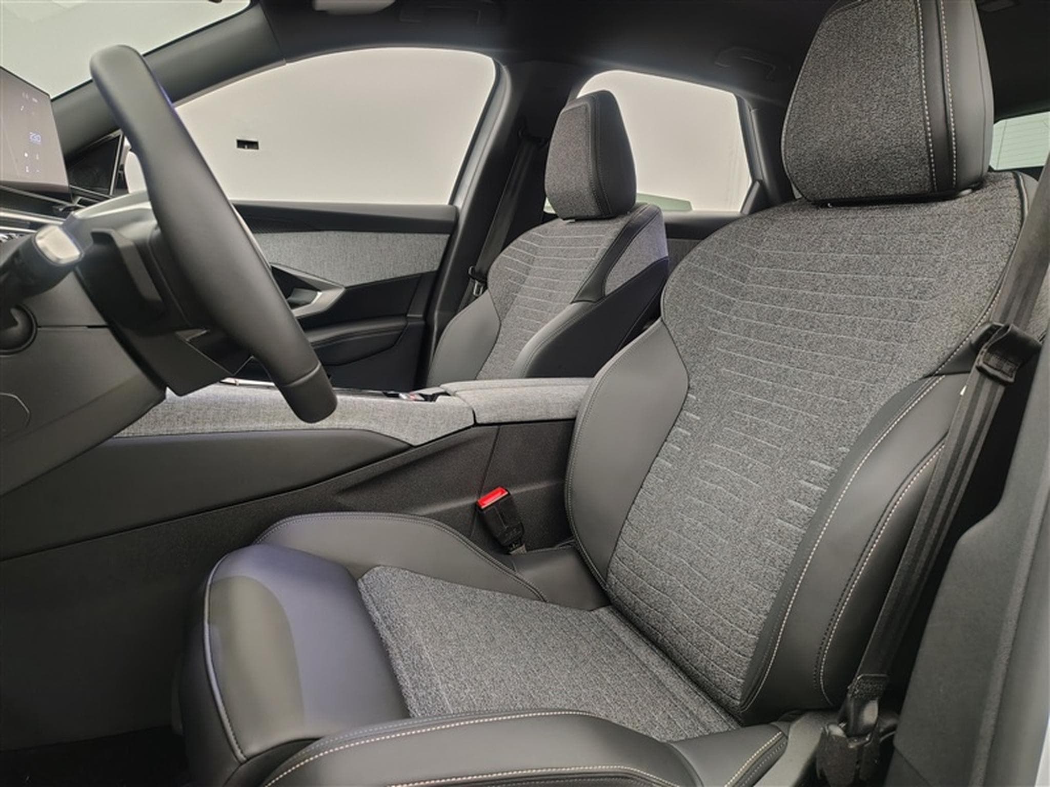 Peugeot 3008 1.2 Hybrid 136Cv e-DCS6 Allure S-CUIR / NAVI / CARPLAY (2025) - Photo 6