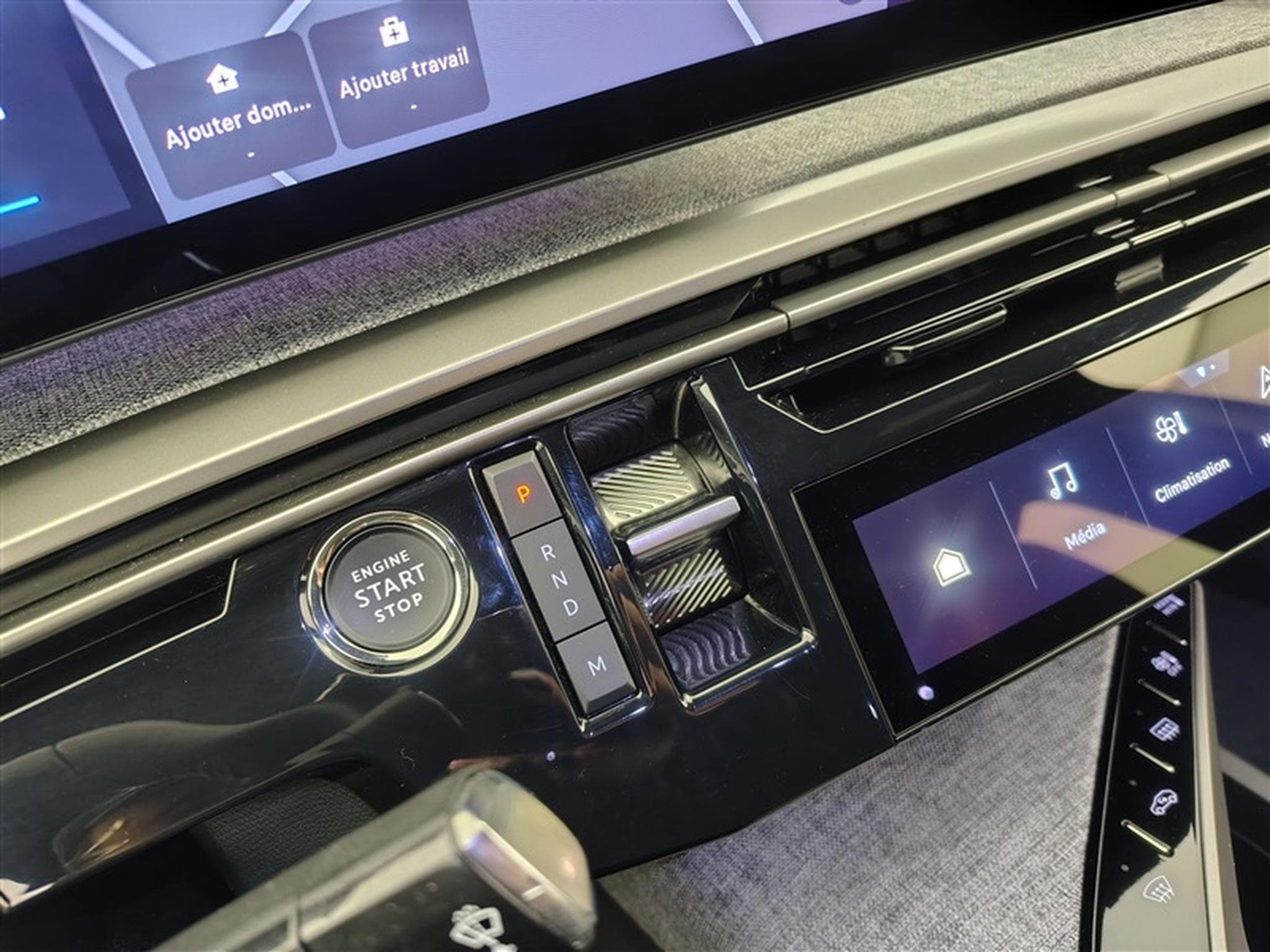 Peugeot 3008 1.2 Hybrid 136Cv e-DCS6 Allure S-CUIR / NAVI / CARPLAY (2025) - Photo 11