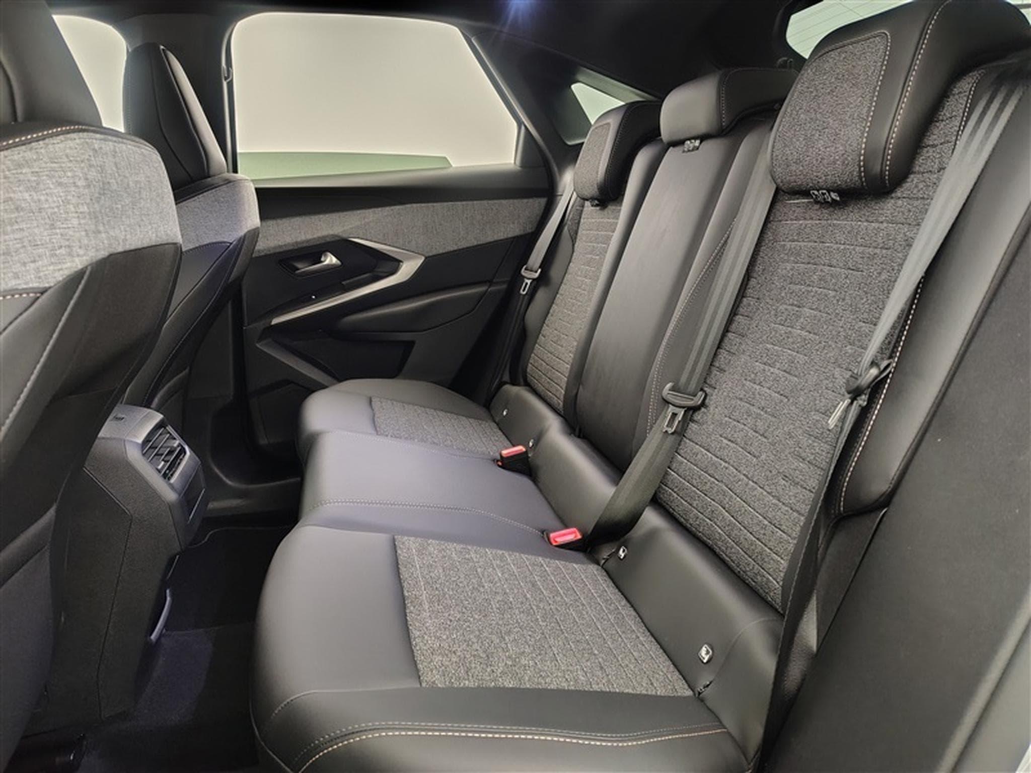 Peugeot 3008 1.2 Hybrid 136Cv e-DCS6 Allure S-CUIR / NAVI / CARPLAY (2025) - Photo 12