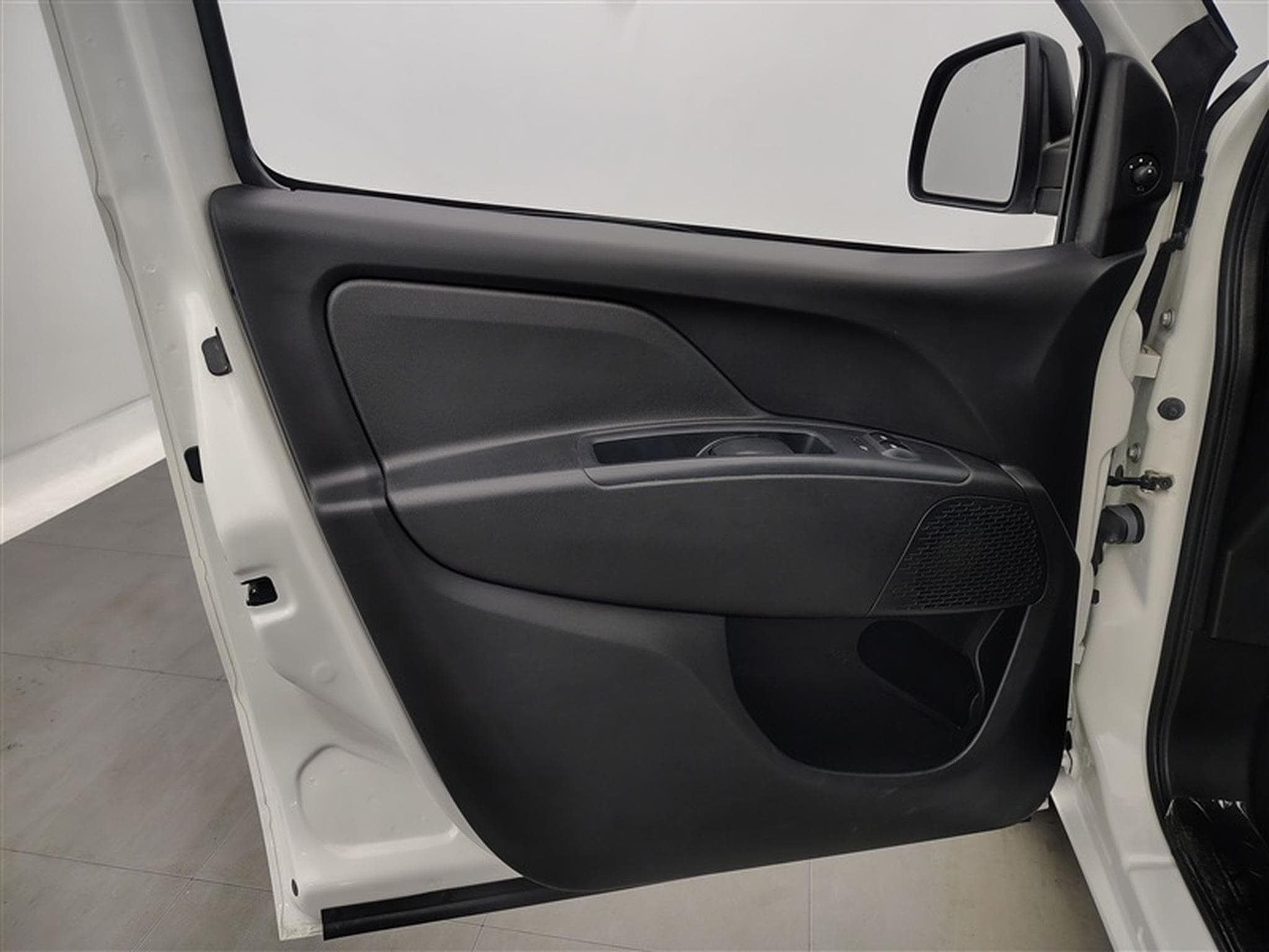 Fiat Doblo 1.6 MJET Cargo CLIM / CARPLAY (2023) - Photo 16