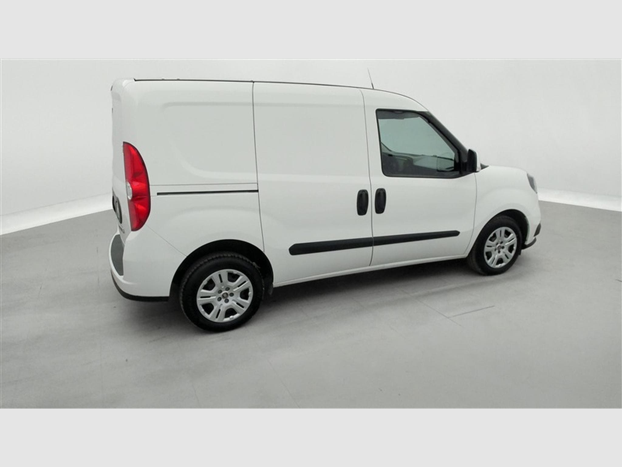Fiat Doblo 1.6 MJET Cargo CLIM / CARPLAY (2023) - Photo 23