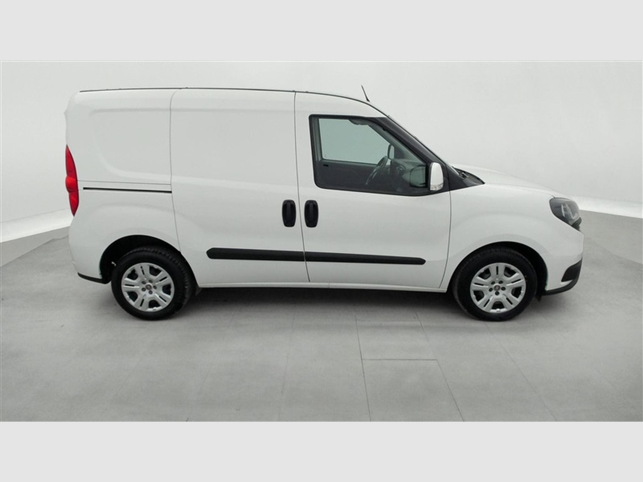 Fiat Doblo 1.6 MJET Cargo CLIM / CARPLAY (2023) - Photo 22