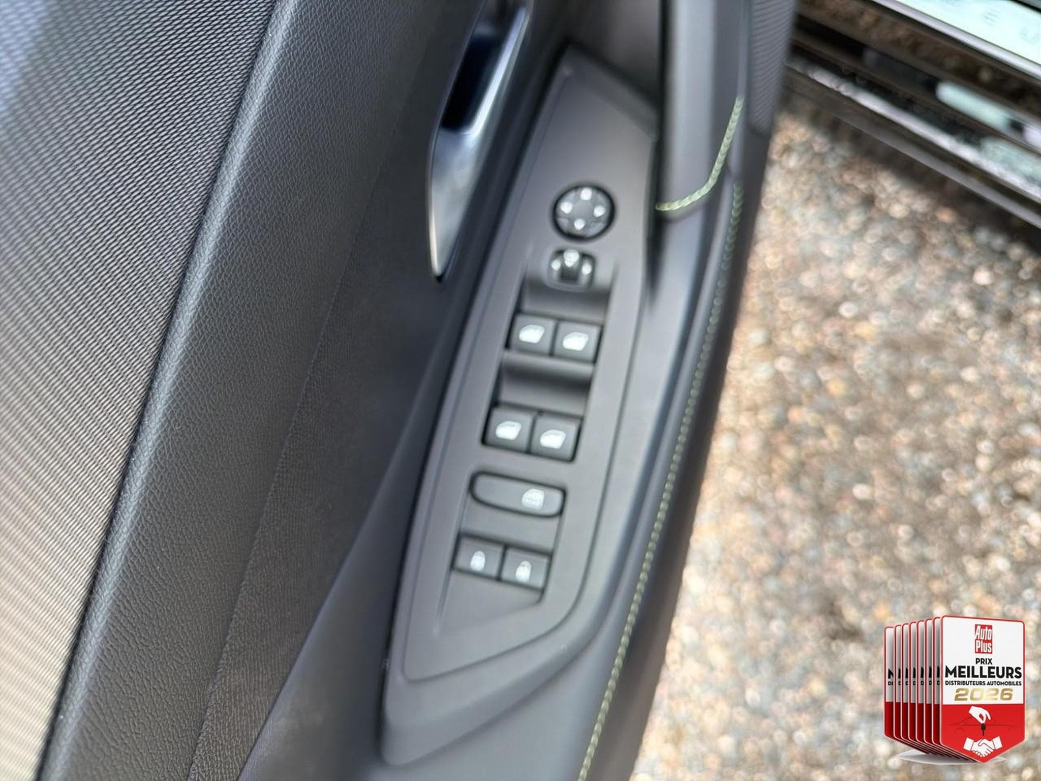 Peugeot 308 1.2 HYBRID 145 GT E-DCS6 (2025) - Foto 16