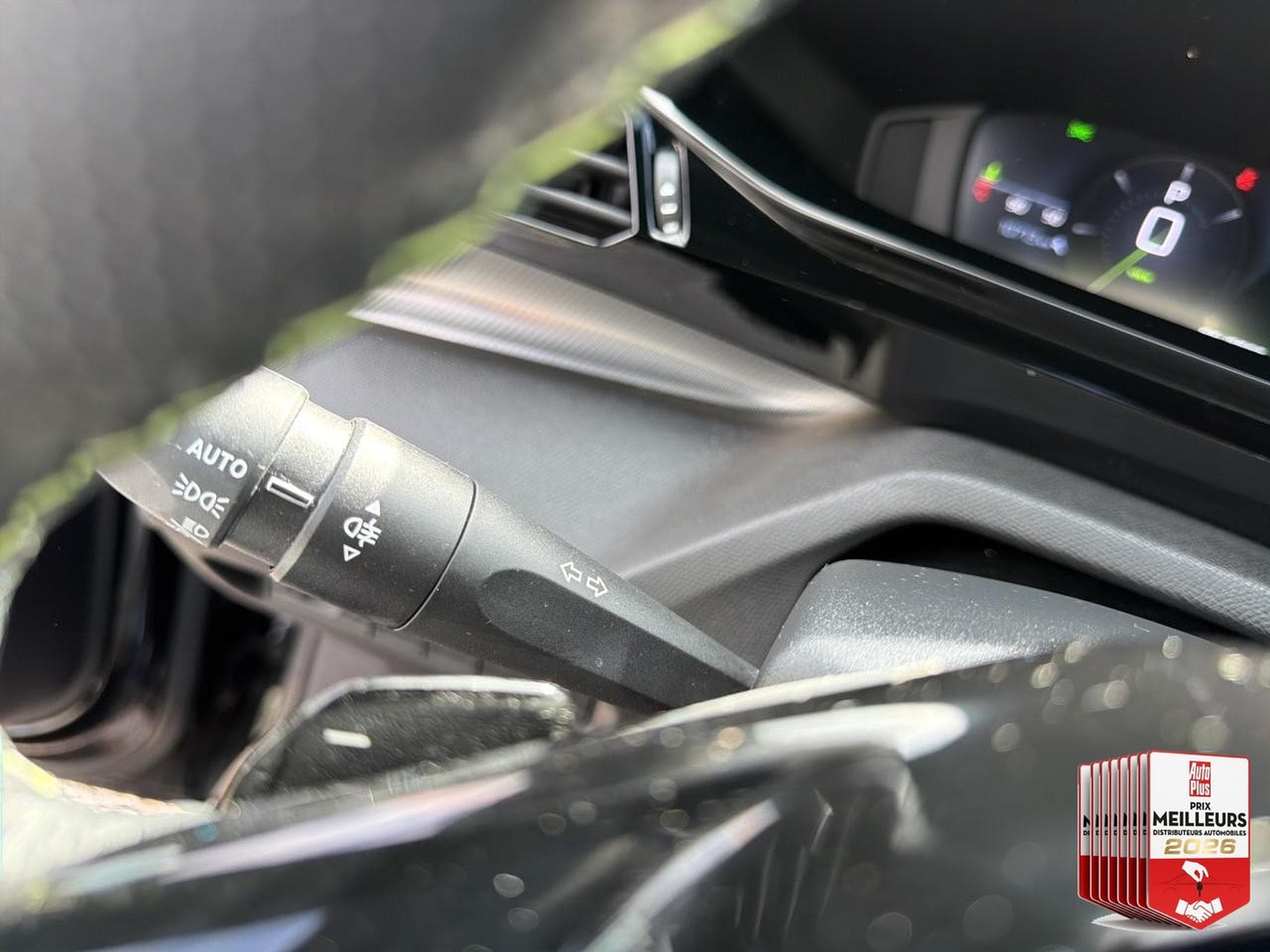 Peugeot 308 1.2 HYBRID 145 GT E-DCS6 (2025) - Foto 20