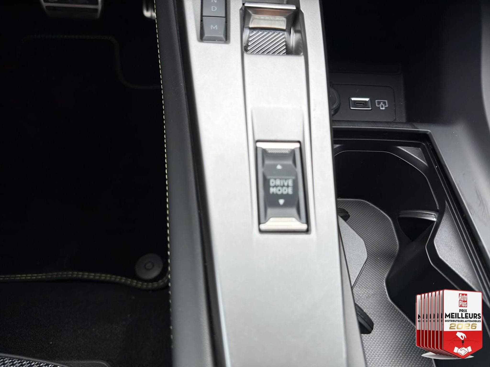 Peugeot 308 1.2 HYBRID 145 GT E-DCS6 (2025) - Foto 32