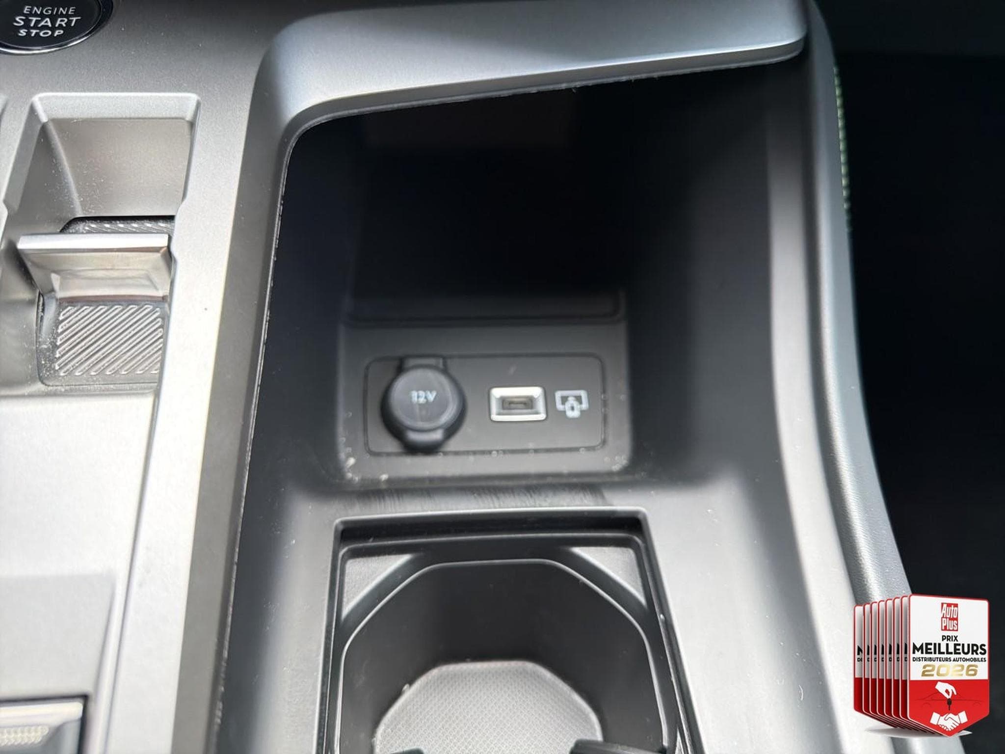Peugeot 308 1.2 HYBRID 145 GT E-DCS6 (2025) - Foto 31