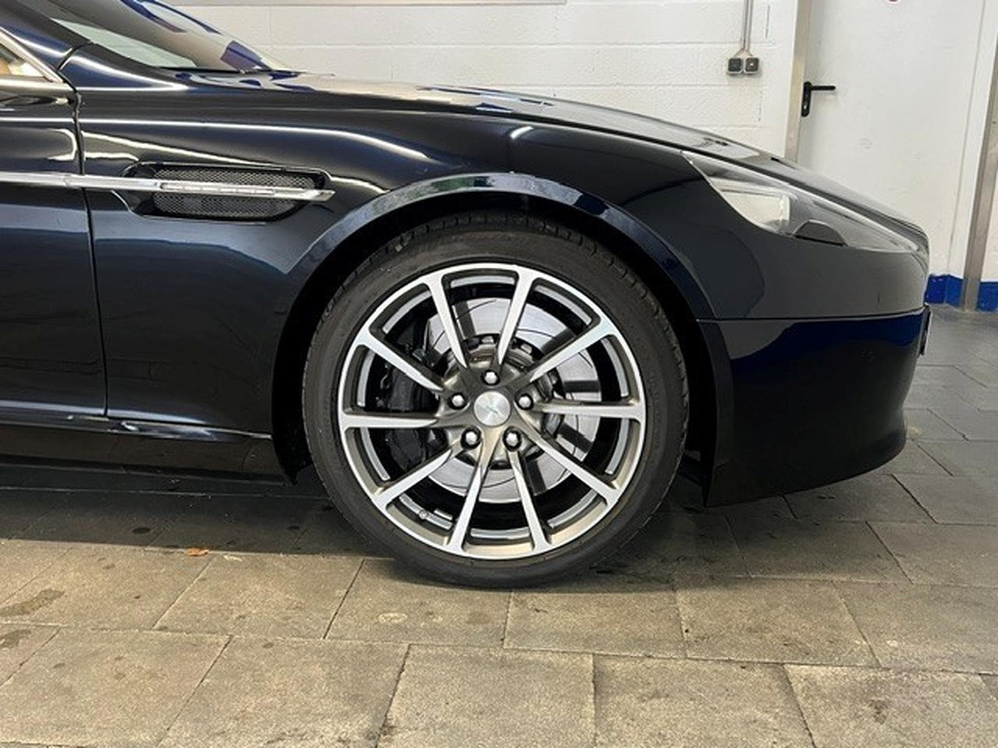 Aston-Martin Rapide Rapide 6.0 Touchtr 8G Auto-Shadow Edition (2017) - Photo 19