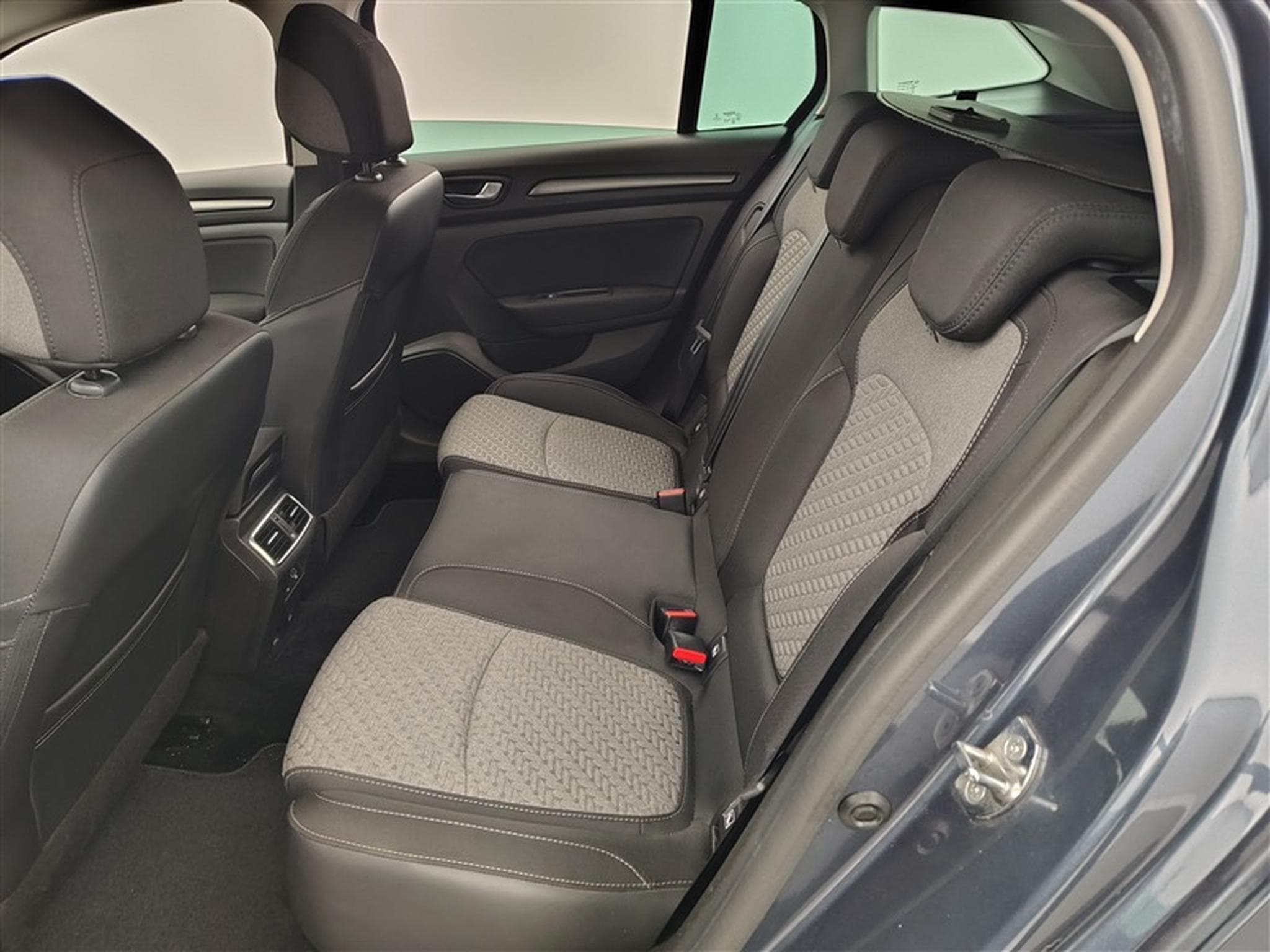 Renault Megane 1.5 dCi 115cv Limited NAVI / FULL LED / PDC AV+AR / KEYLESS (2022) - Photo 13