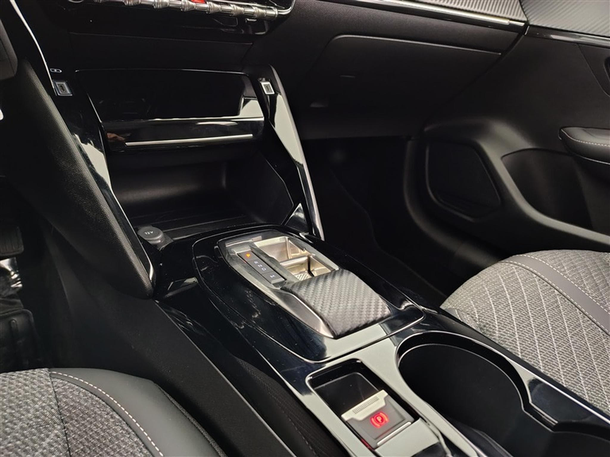 Peugeot 208 1.2 PureTech CARPLAY / CAMERA (2025) - Photo 12