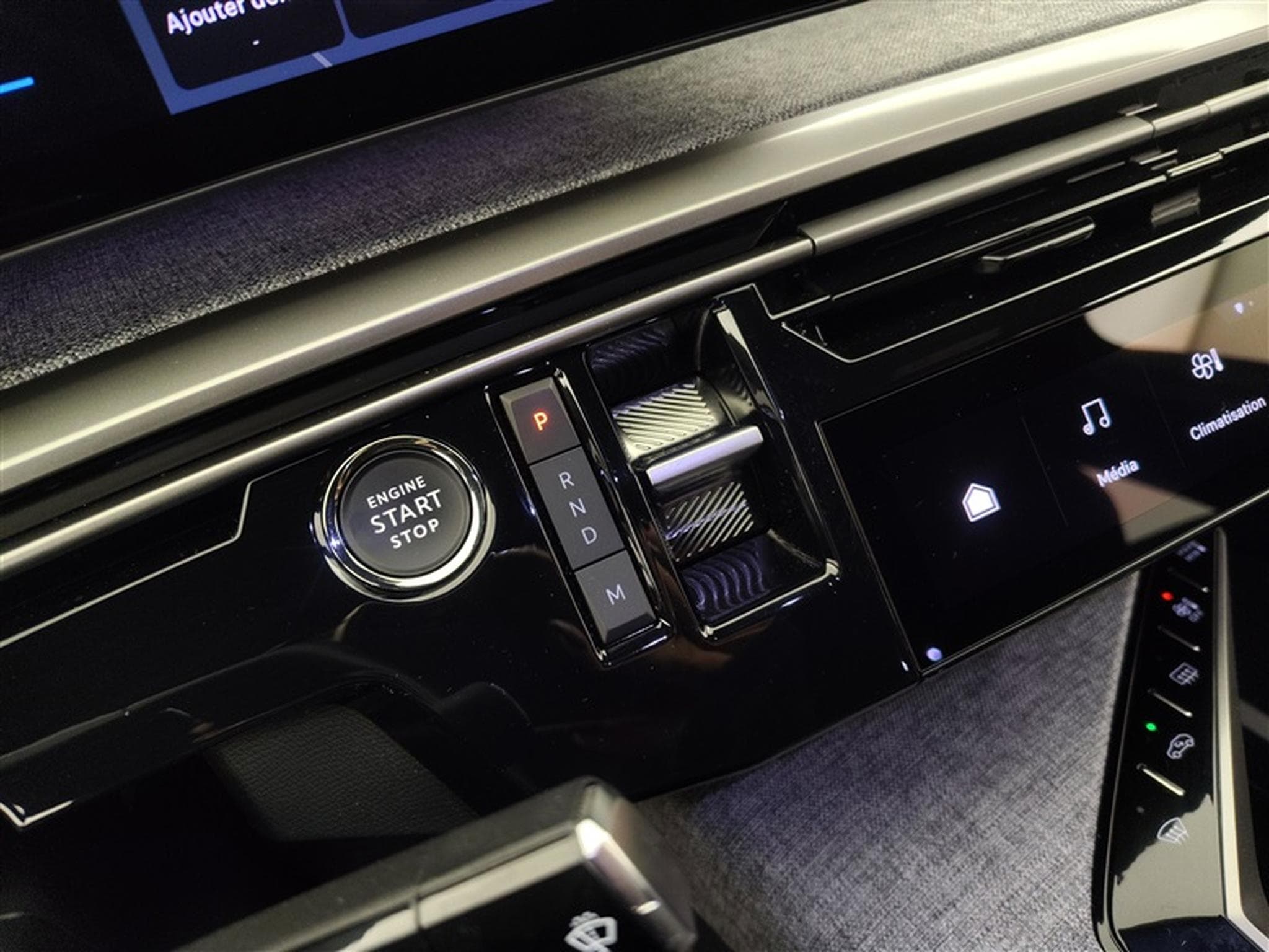 Peugeot 3008 1.2 Turbo MHEV Allure AUTO/S-CUIR/NAVI/FULL LED/JA19/PDC/CAM (2025) - Photo 12