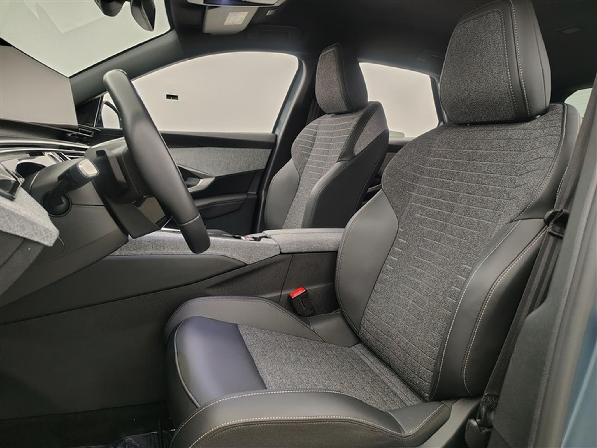 Peugeot 3008 1.2 Turbo MHEV Allure AUTO/S-CUIR/NAVI/FULL LED/JA19/PDC/CAM (2025) - Photo 7