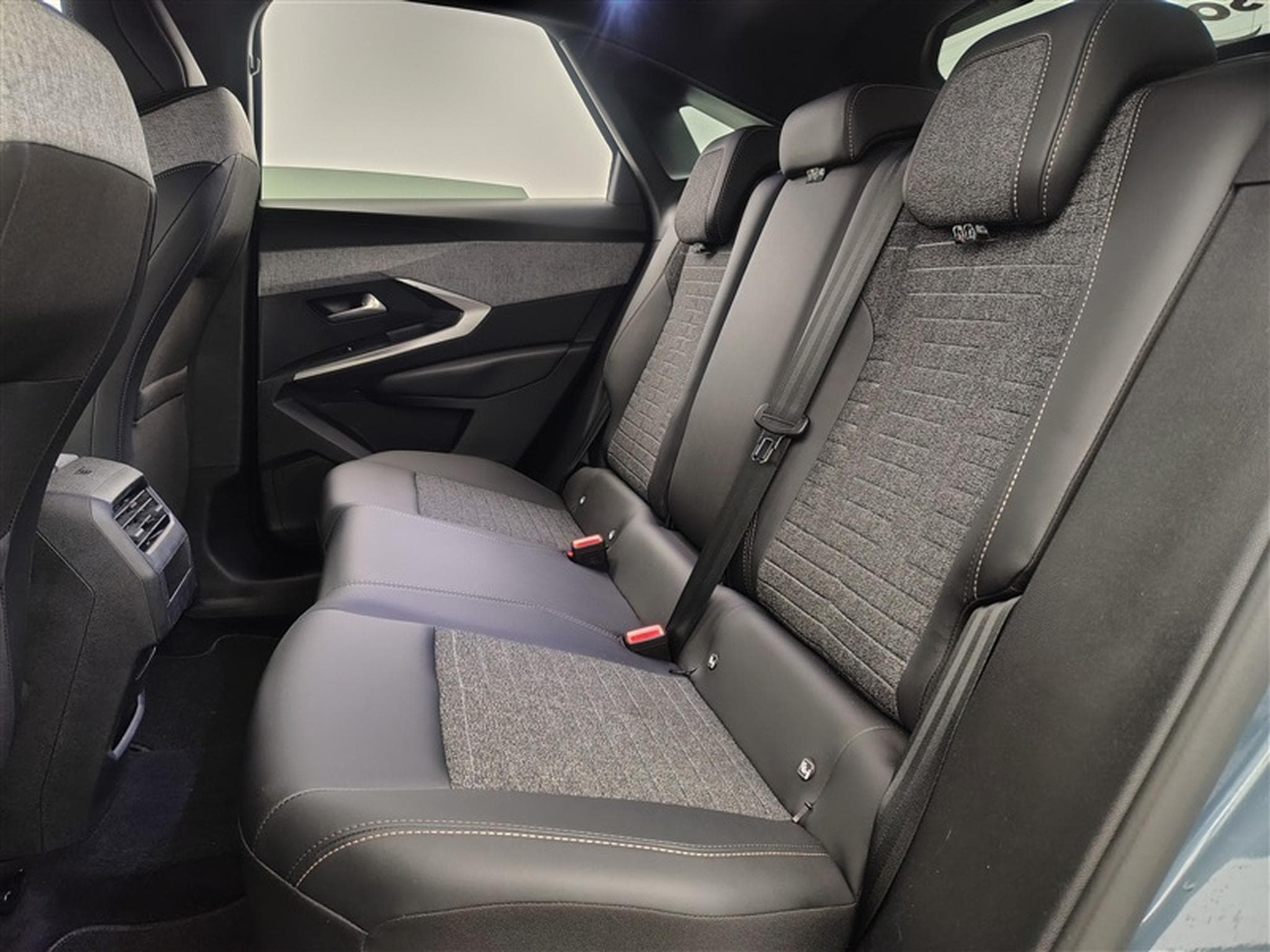 Peugeot 3008 1.2 Turbo MHEV Allure AUTO/S-CUIR/NAVI/FULL LED/JA19/PDC/CAM (2025) - Photo 13