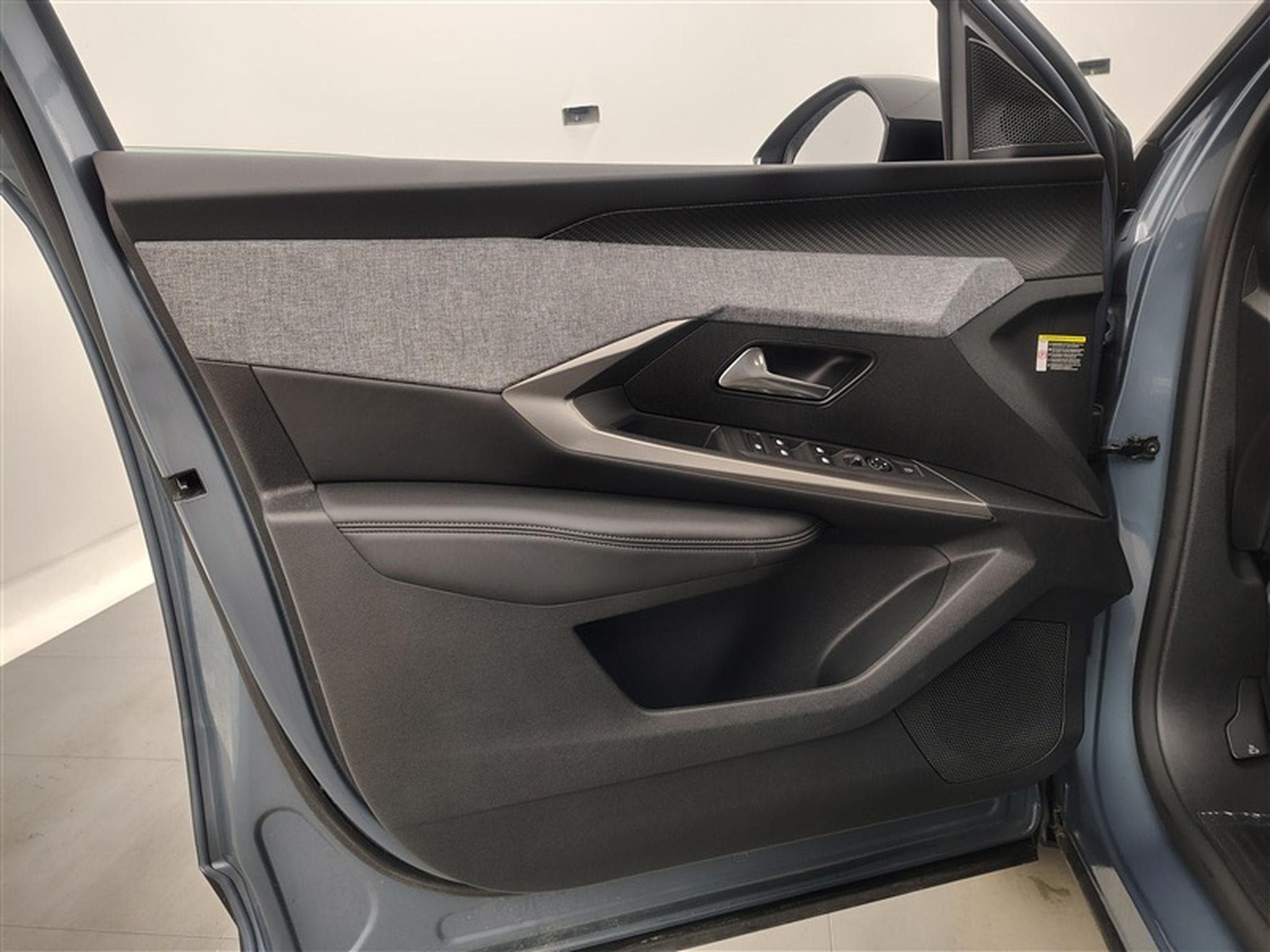 Peugeot 3008 1.2 Turbo MHEV Allure AUTO/S-CUIR/NAVI/FULL LED/JA19/PDC/CAM (2025) - Photo 17
