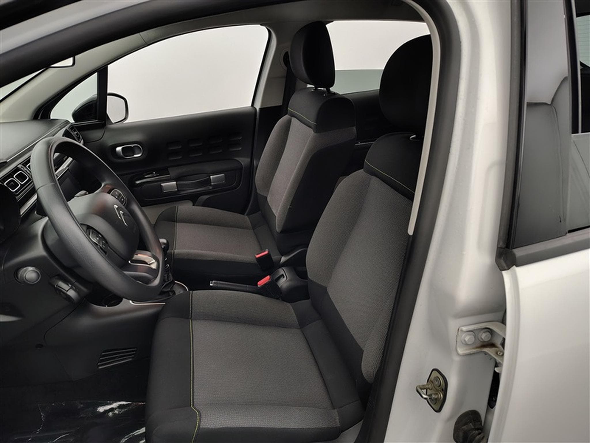 Citroen C3 1.2i PureTech Shine CARPLAY / FULL LED / JA 16" (2023) - Photo 7