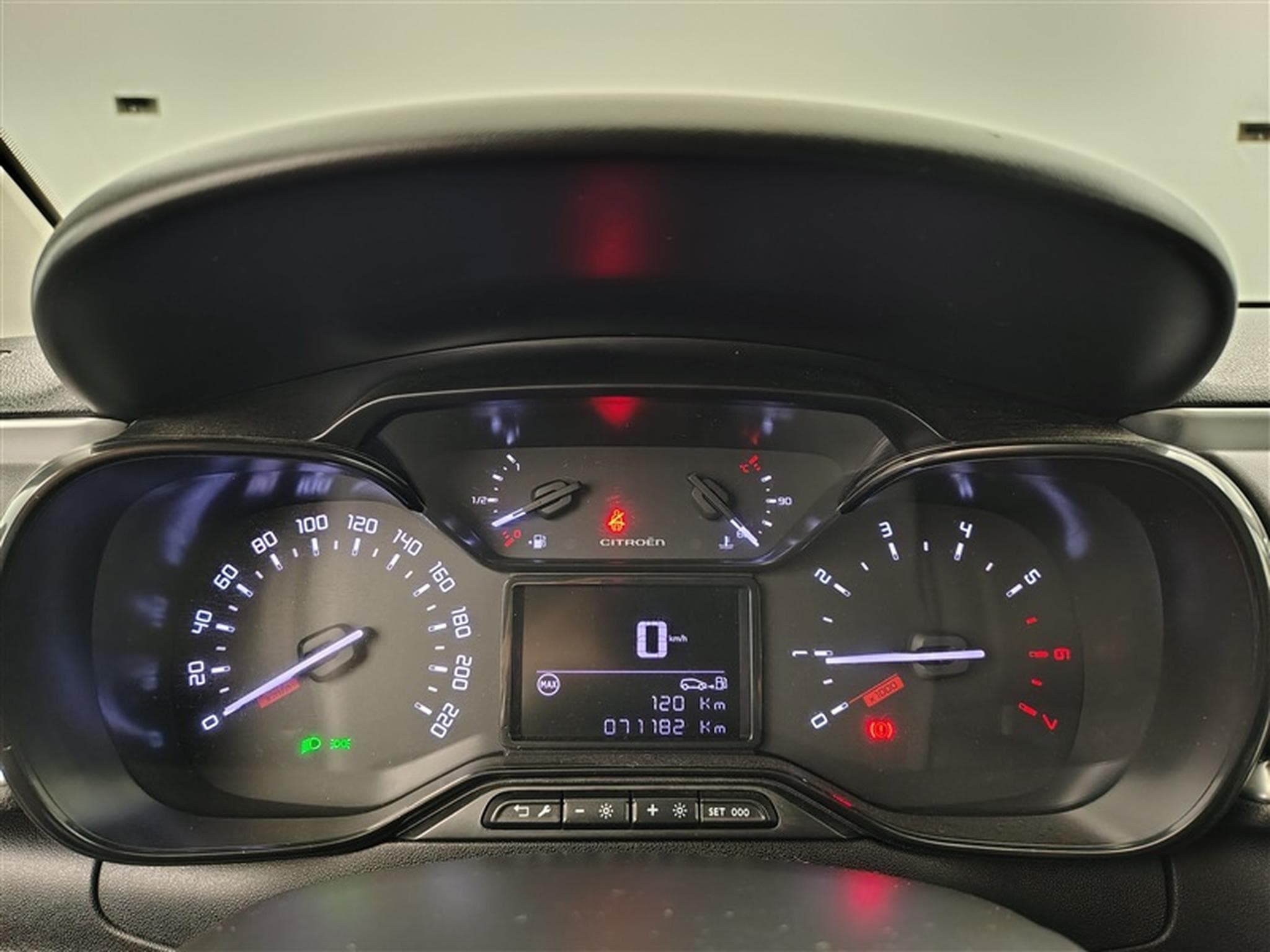 Citroen C3 1.2i PureTech Shine CARPLAY / FULL LED / JA 16" (2023) - Photo 10