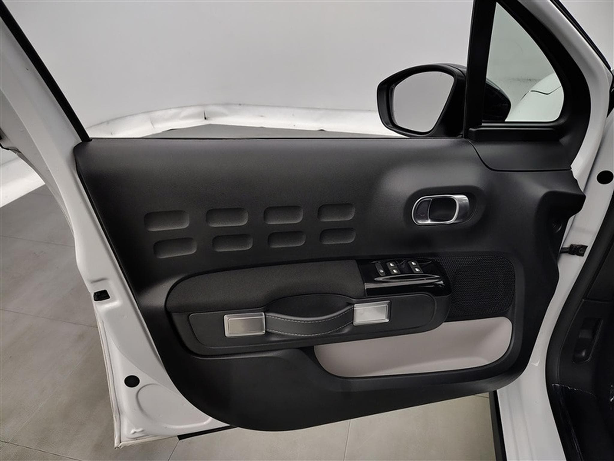 Citroen C3 1.2i PureTech Shine CARPLAY / FULL LED / JA 16" (2023) - Photo 16