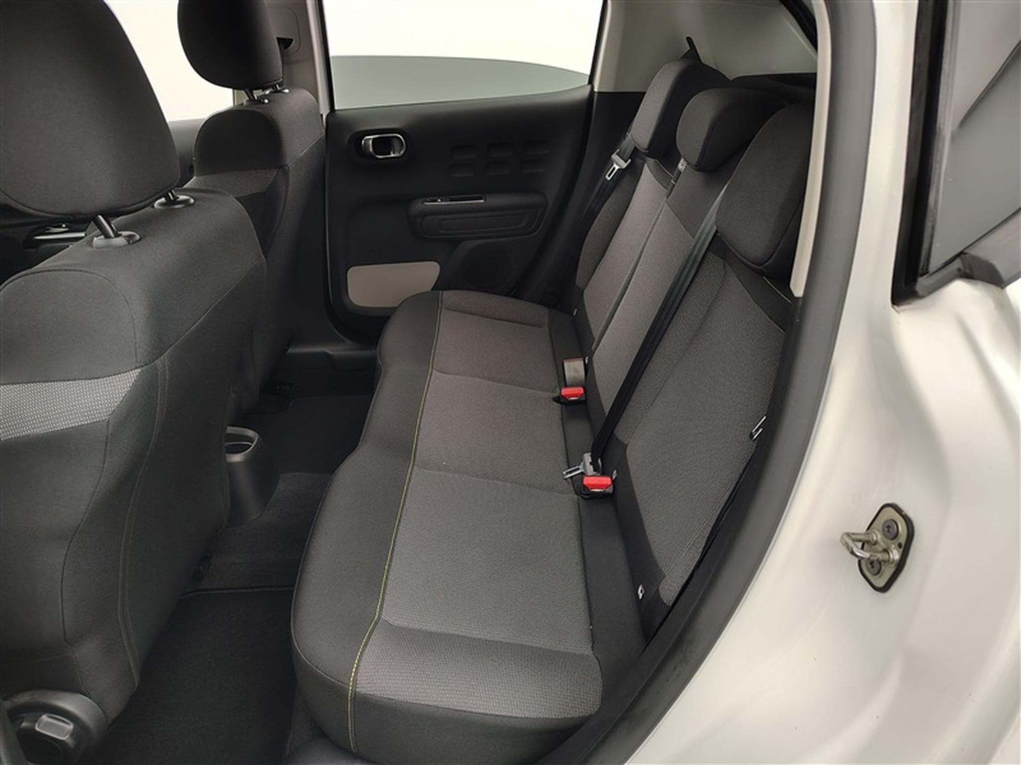 Citroen C3 1.2i PureTech Shine CARPLAY / FULL LED / JA 16" (2023) - Photo 13