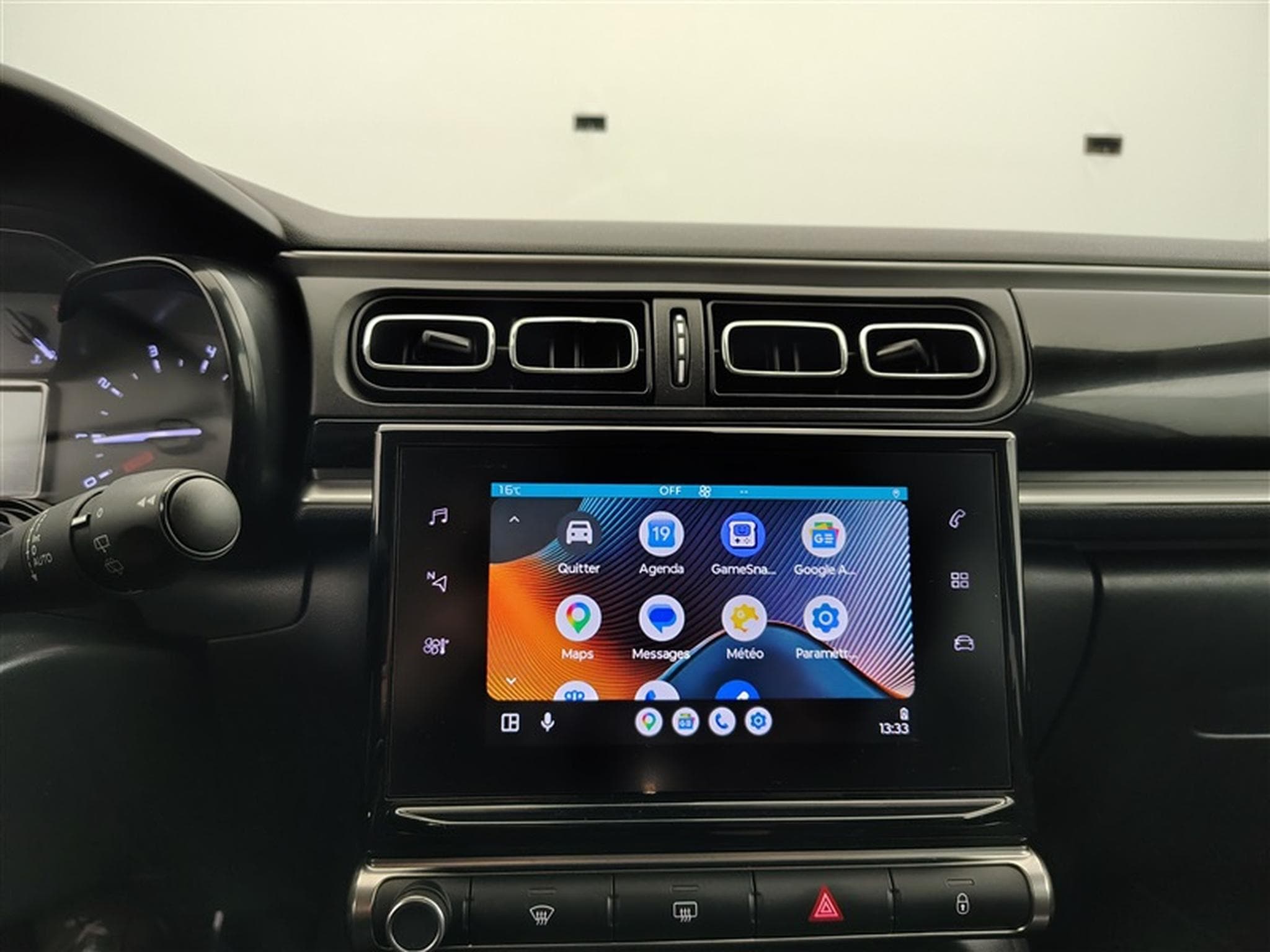 Citroen C3 1.2i PureTech Shine CARPLAY / FULL LED / JA 16" (2023) - Photo 19