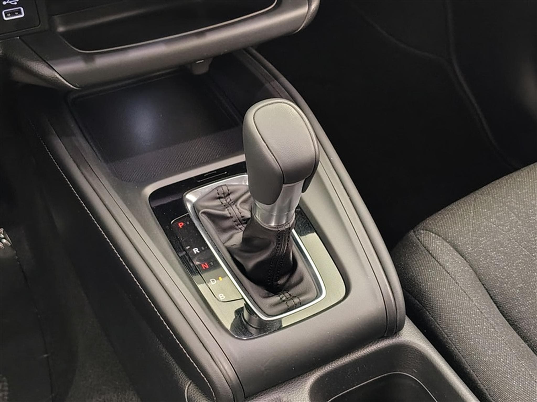 Honda HR-V 1.5 HEV Elegance NAVI / CARPLAY / CAMERA / ALU / PDC (2025) - Photo 11
