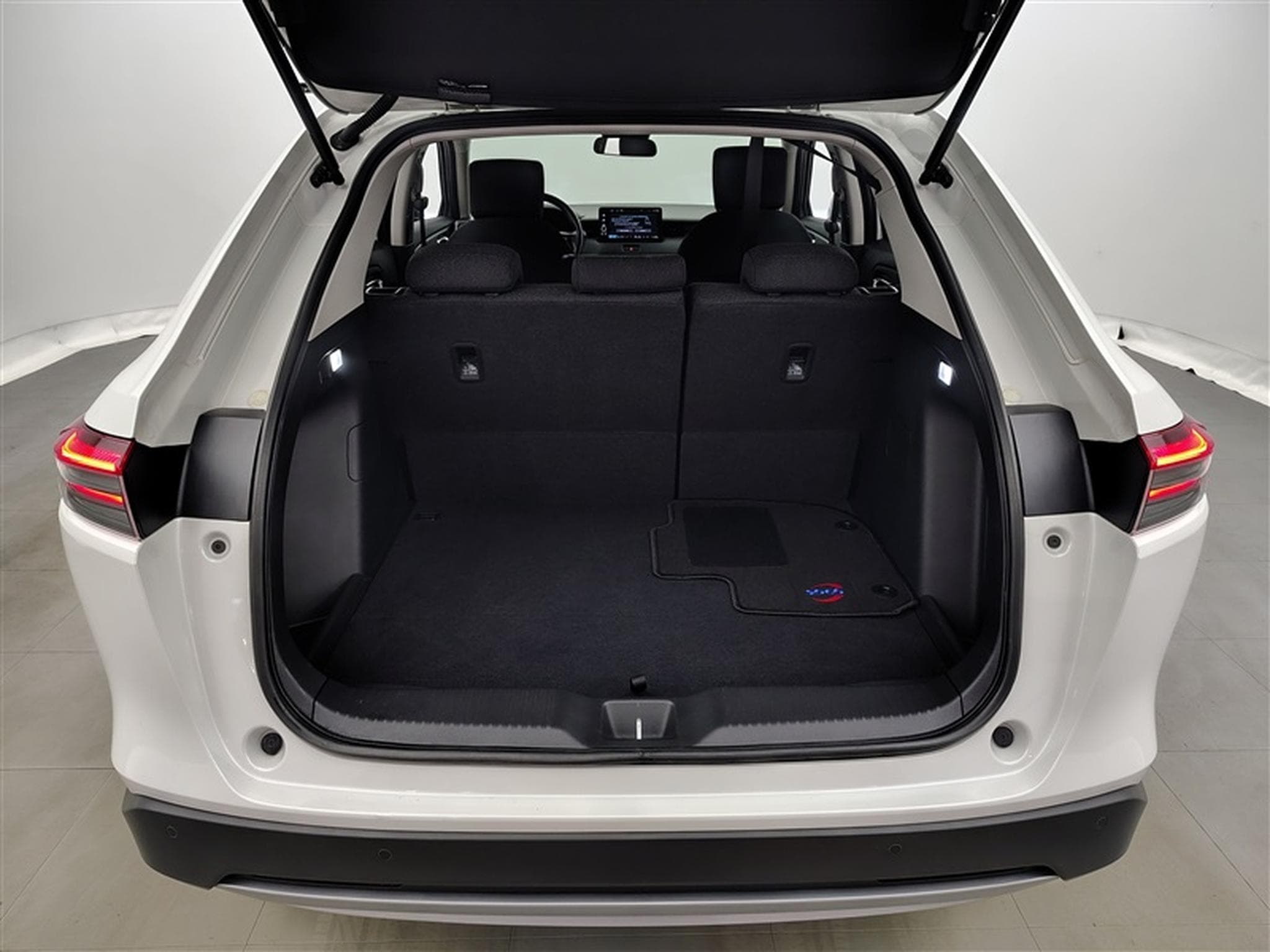Honda HR-V 1.5 HEV Elegance NAVI / CARPLAY / CAMERA / ALU / PDC (2025) - Photo 13