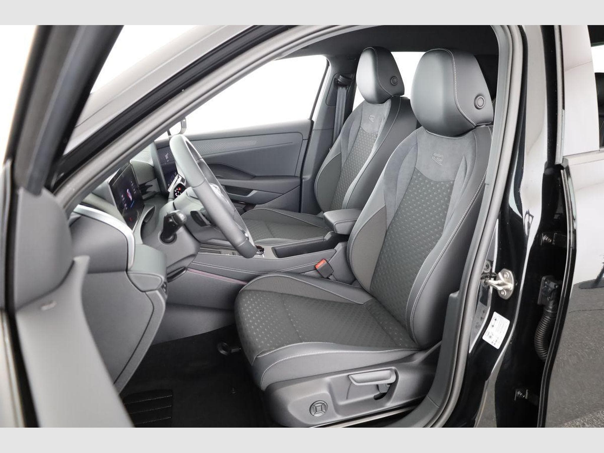 VW T-Roc 1.5 eTSI 110 kW R-Line (2026) - Photo 10