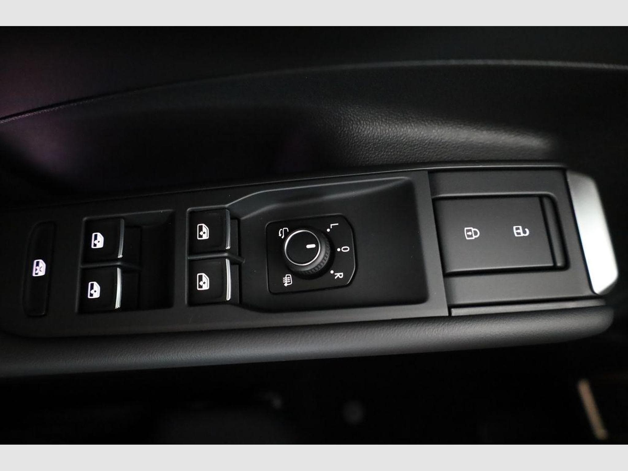 VW T-Roc 1.5 eTSI 110 kW R-Line (2026) - Photo 7