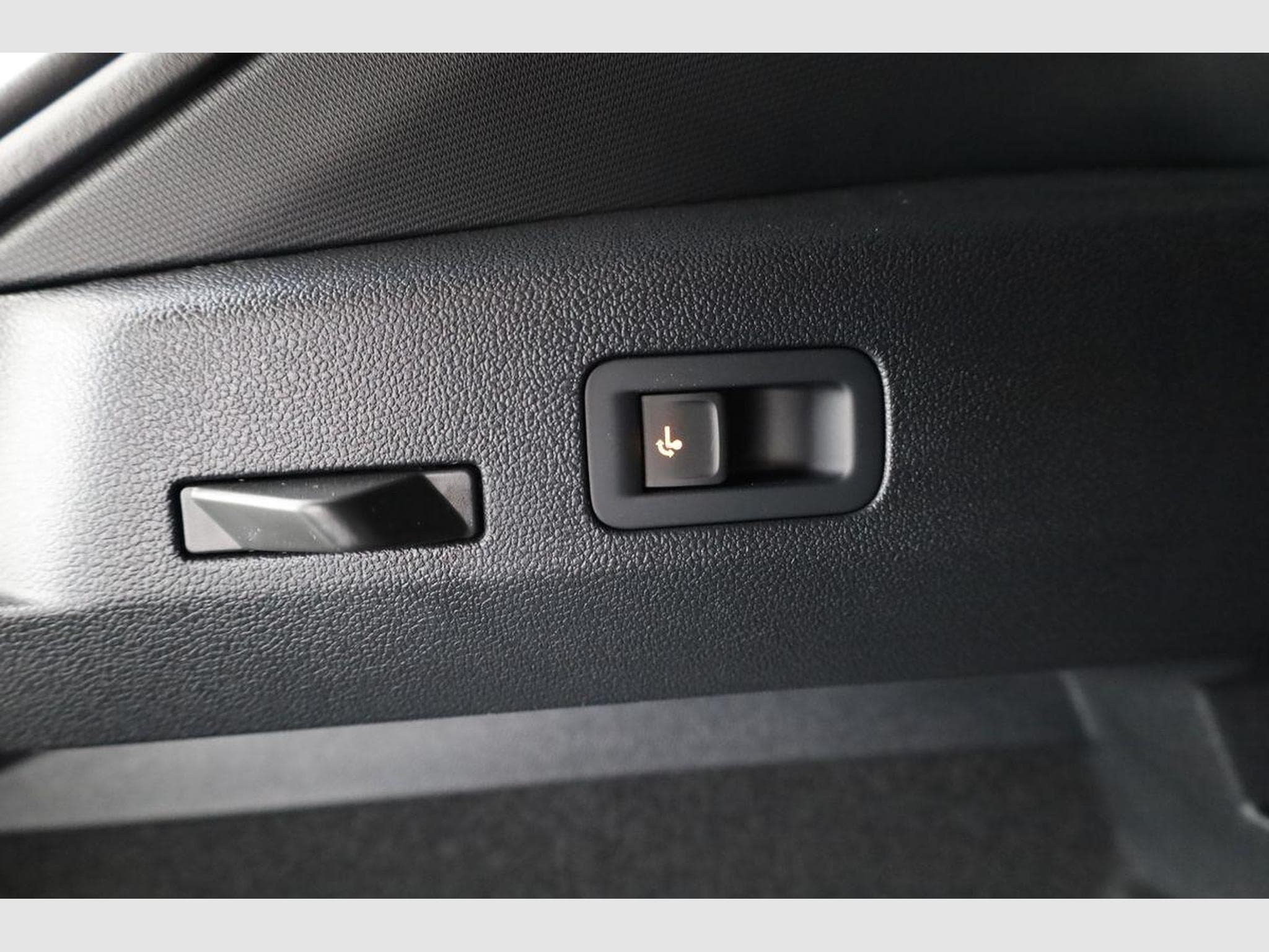 VW T-Roc 1.5 eTSI 110 kW R-Line (2026) - Photo 13