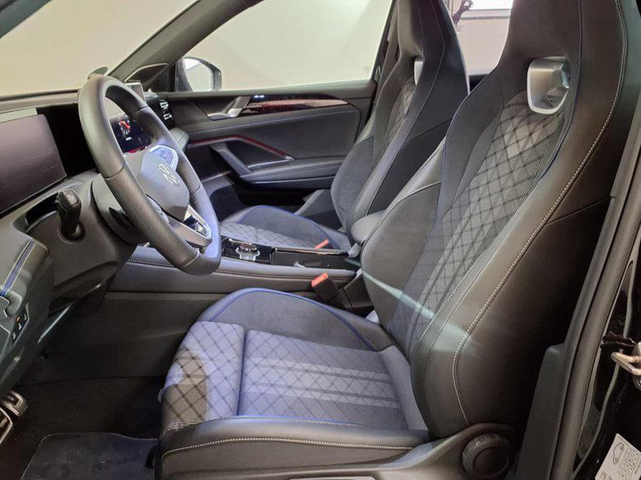 VW Tiguan R-Line 2.0 TDI 7-Gang-DSG 4MOTION (2025) - Foto 9