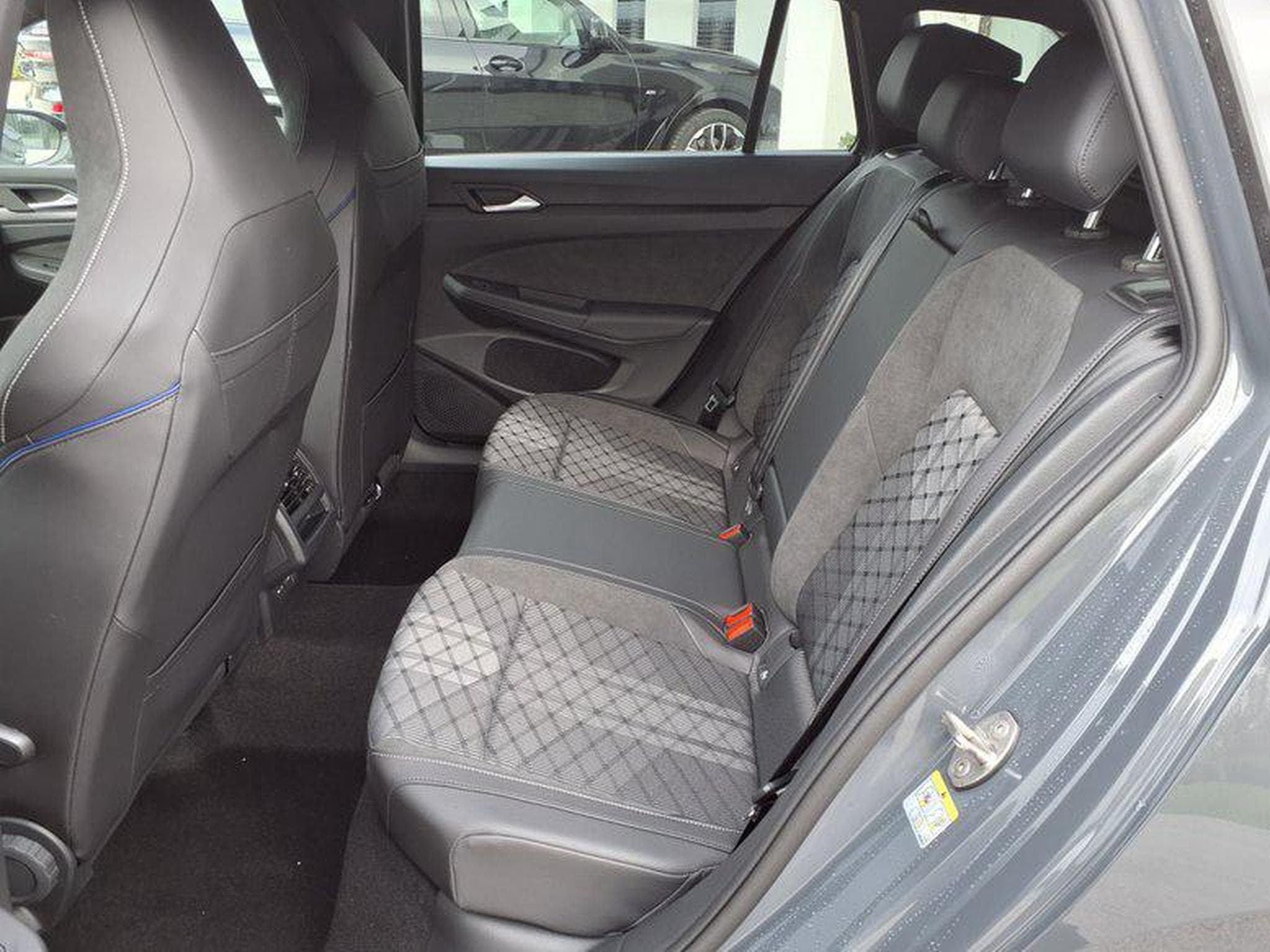 VW Golf Variant R-Line 1.5 eTSI 7-Gang-DSG (2026) - Photo 8