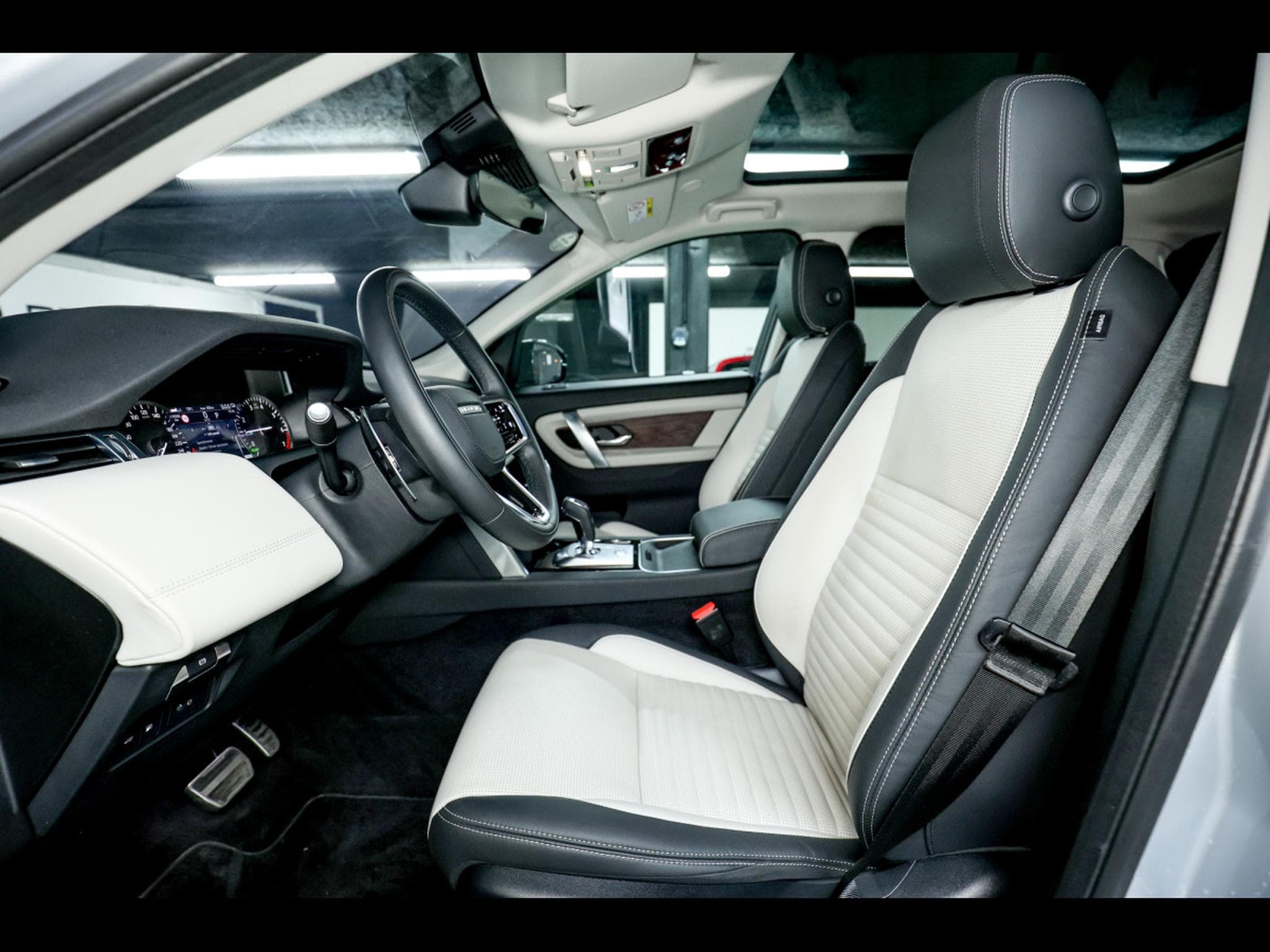 Land-Rover Discovery Sport HSE P300E PHEV AWD PACK R-DYNAMIC (2022) - Photo 2