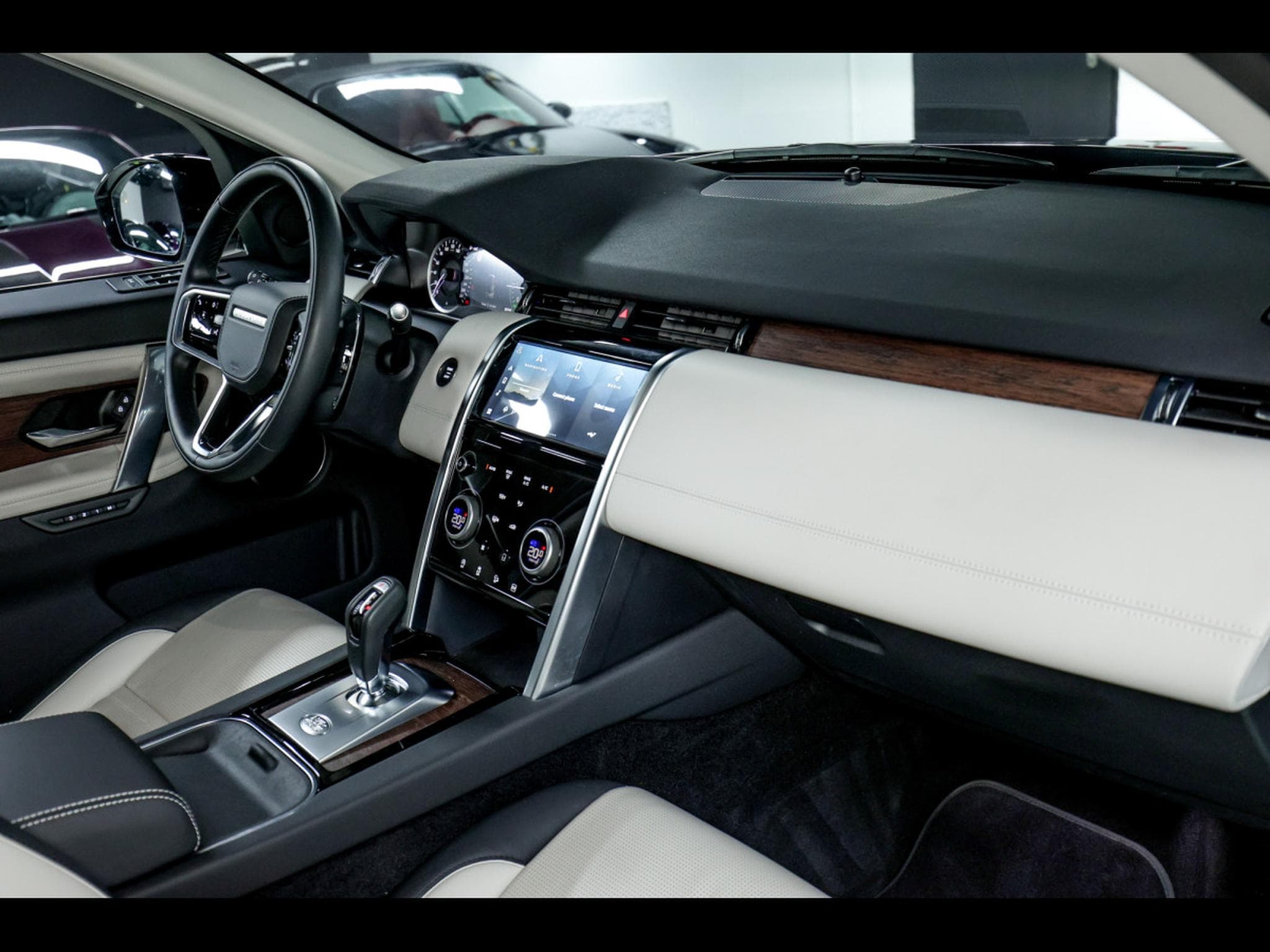 Land-Rover Discovery Sport HSE P300E PHEV AWD PACK R-DYNAMIC (2022) - Photo 11