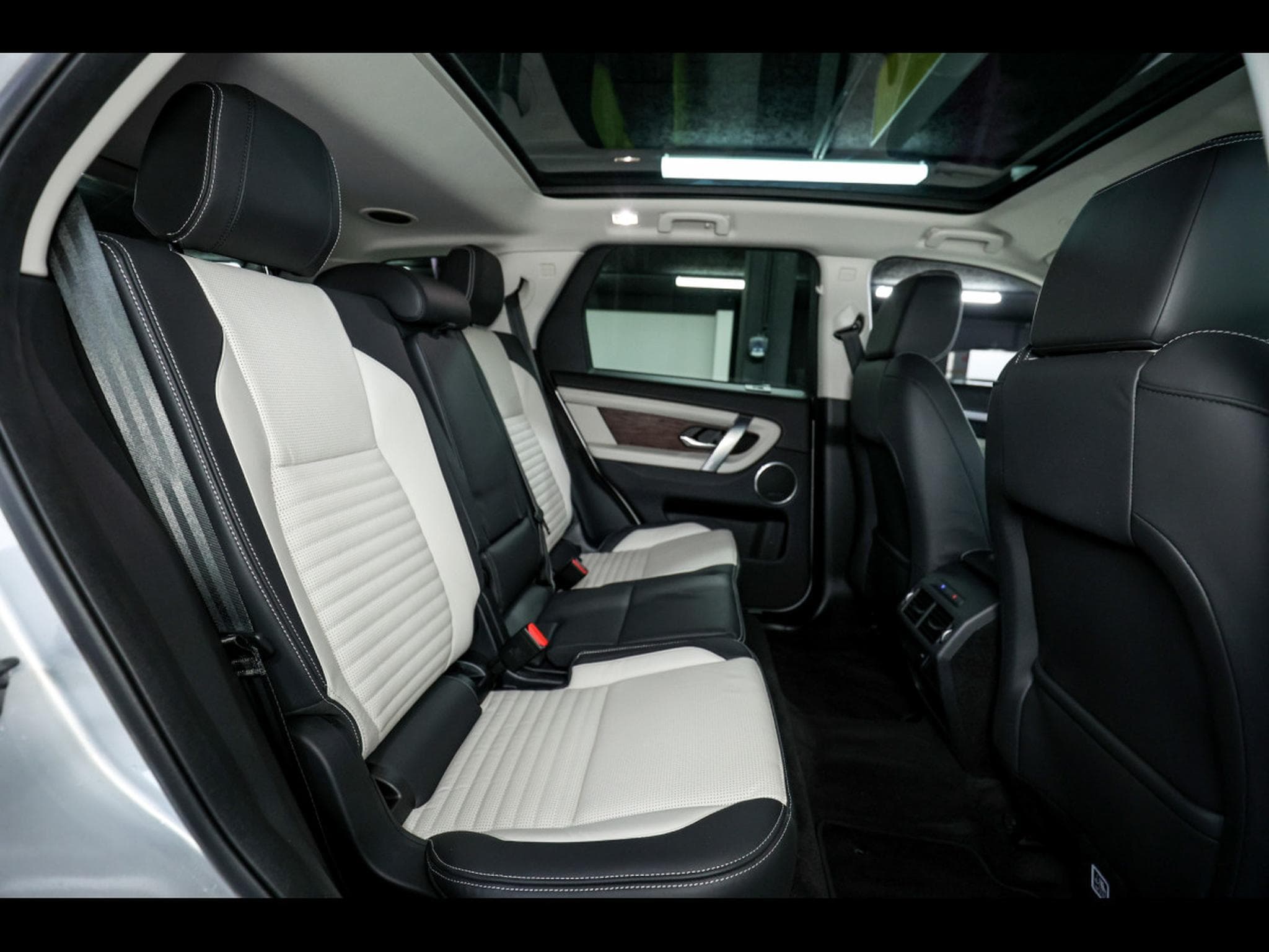 Land-Rover Discovery Sport HSE P300E PHEV AWD PACK R-DYNAMIC (2022) - Photo 17
