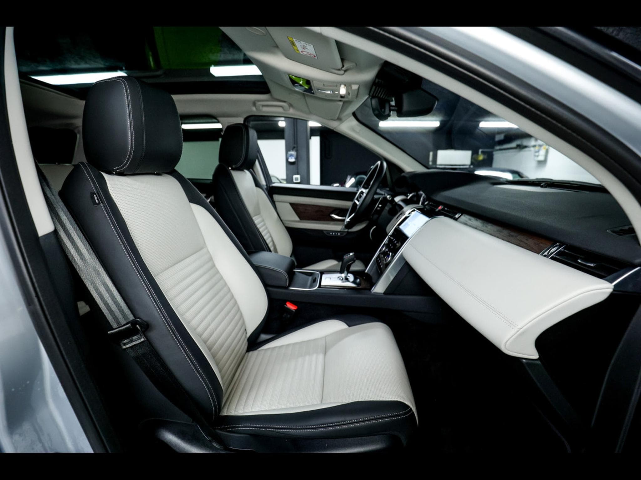 Land-Rover Discovery Sport HSE P300E PHEV AWD PACK R-DYNAMIC (2022) - Photo 18