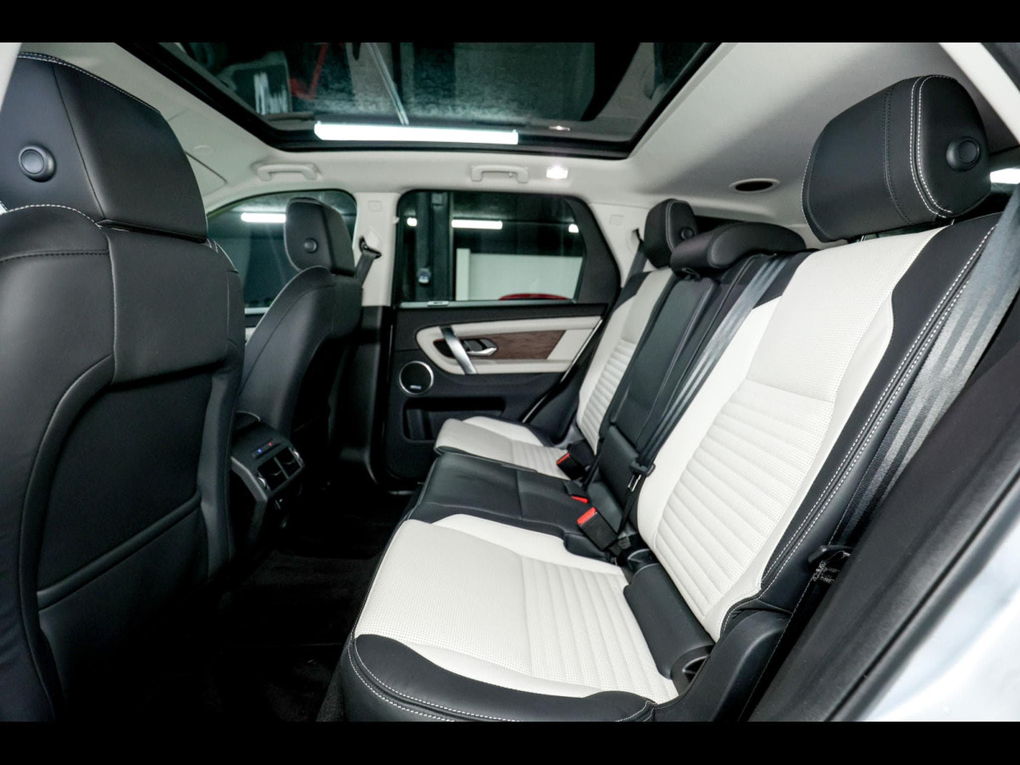 Land-Rover Discovery Sport HSE P300E PHEV AWD PACK R-DYNAMIC (2022) - Foto 15