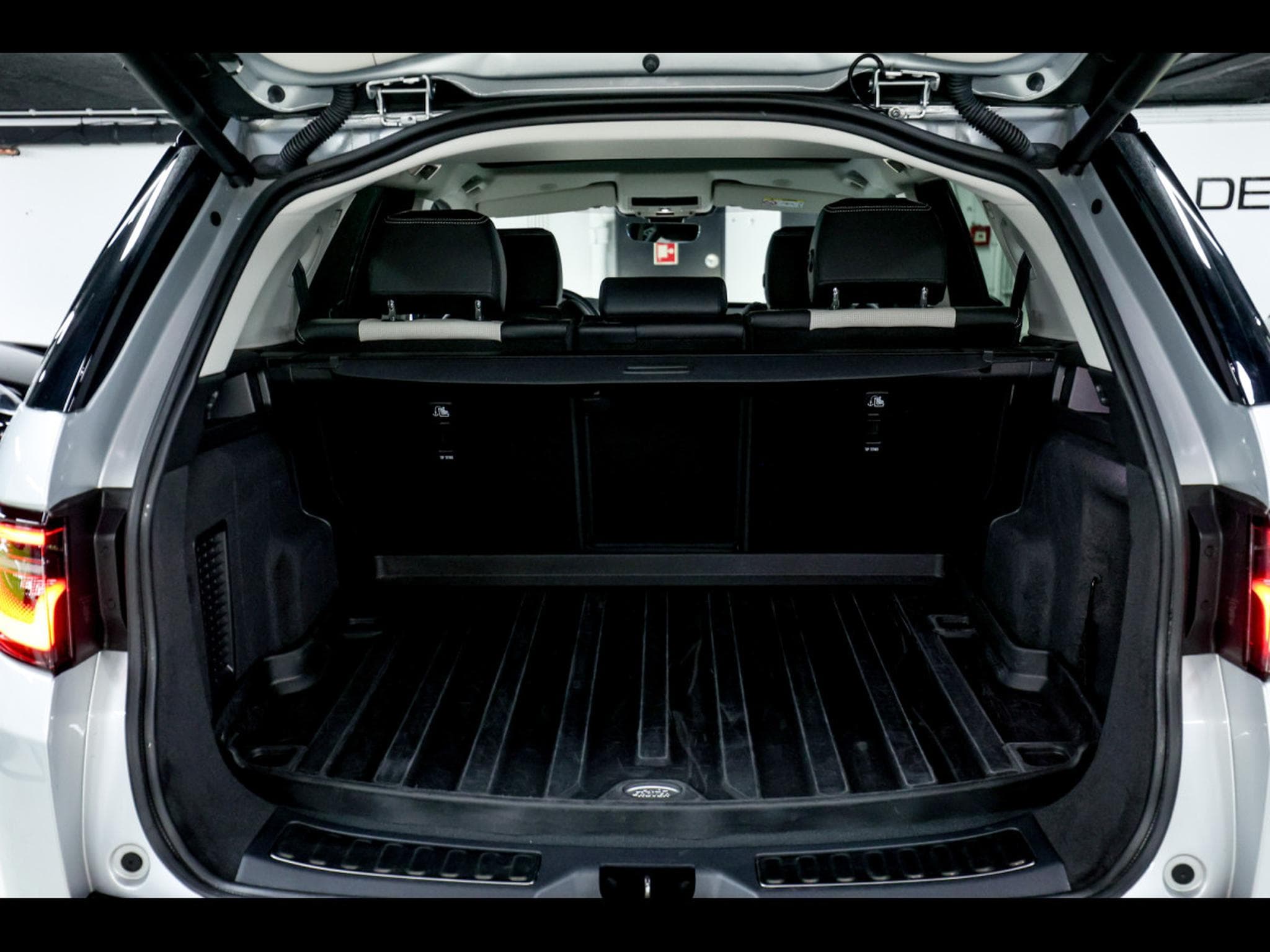 Land-Rover Discovery Sport HSE P300E PHEV AWD PACK R-DYNAMIC (2022) - Foto 16