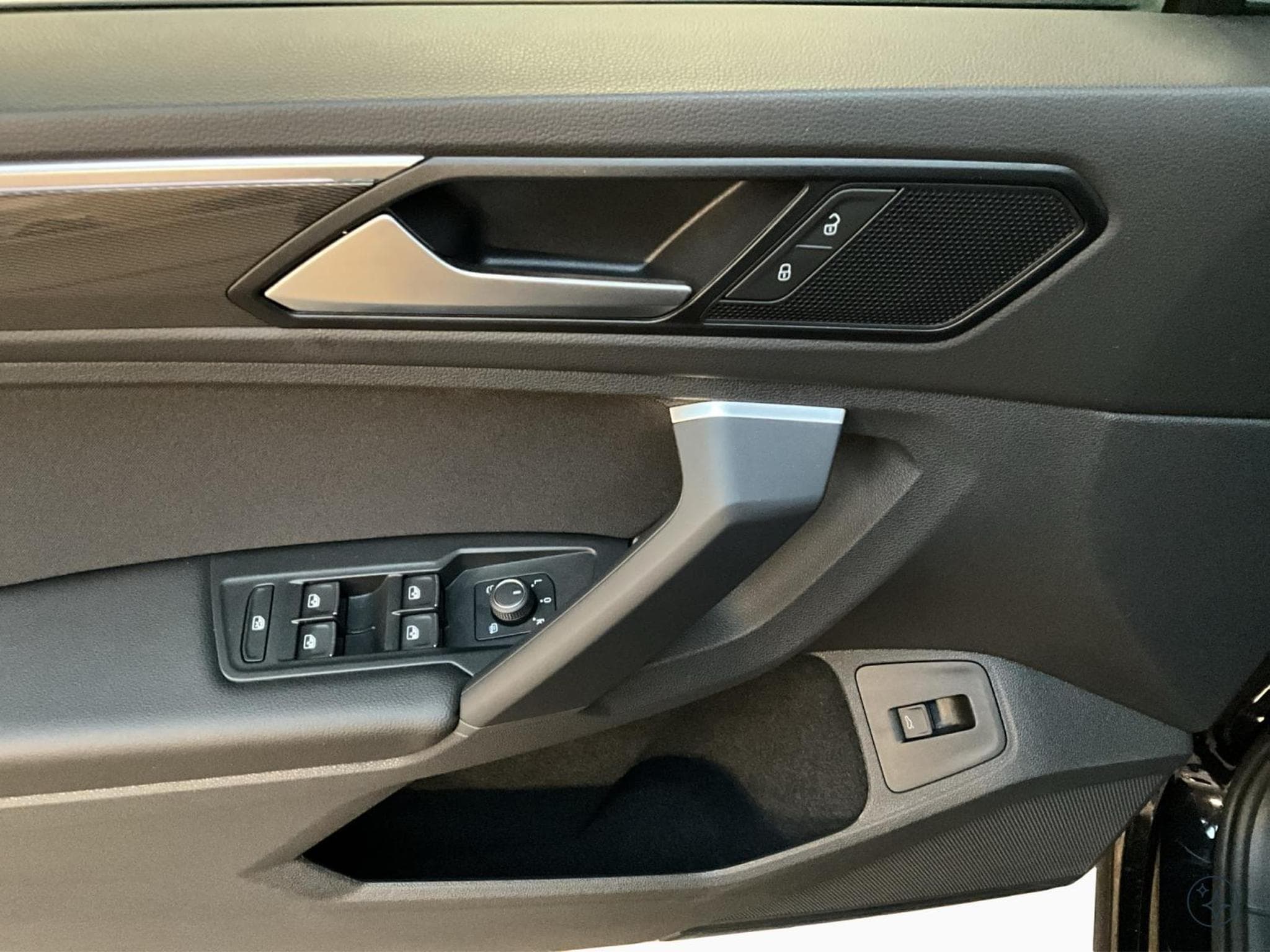 VW Tiguan Highline+R-Line+DSG+4M+AHK+RearView (2020) - Foto 10