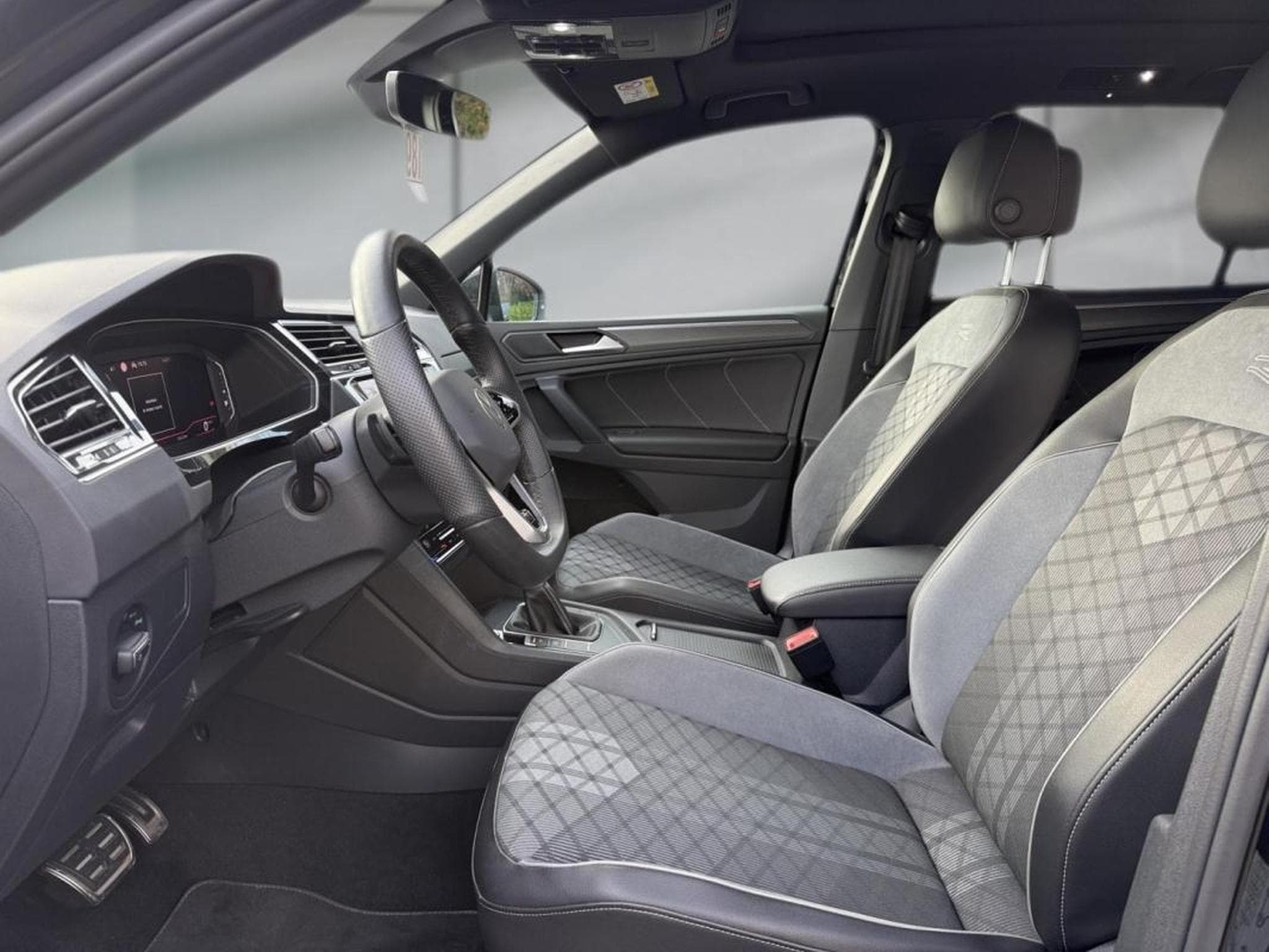 VW Tiguan -37% 2.0 TDI 150Ch R-Line (2024) - Photo 11