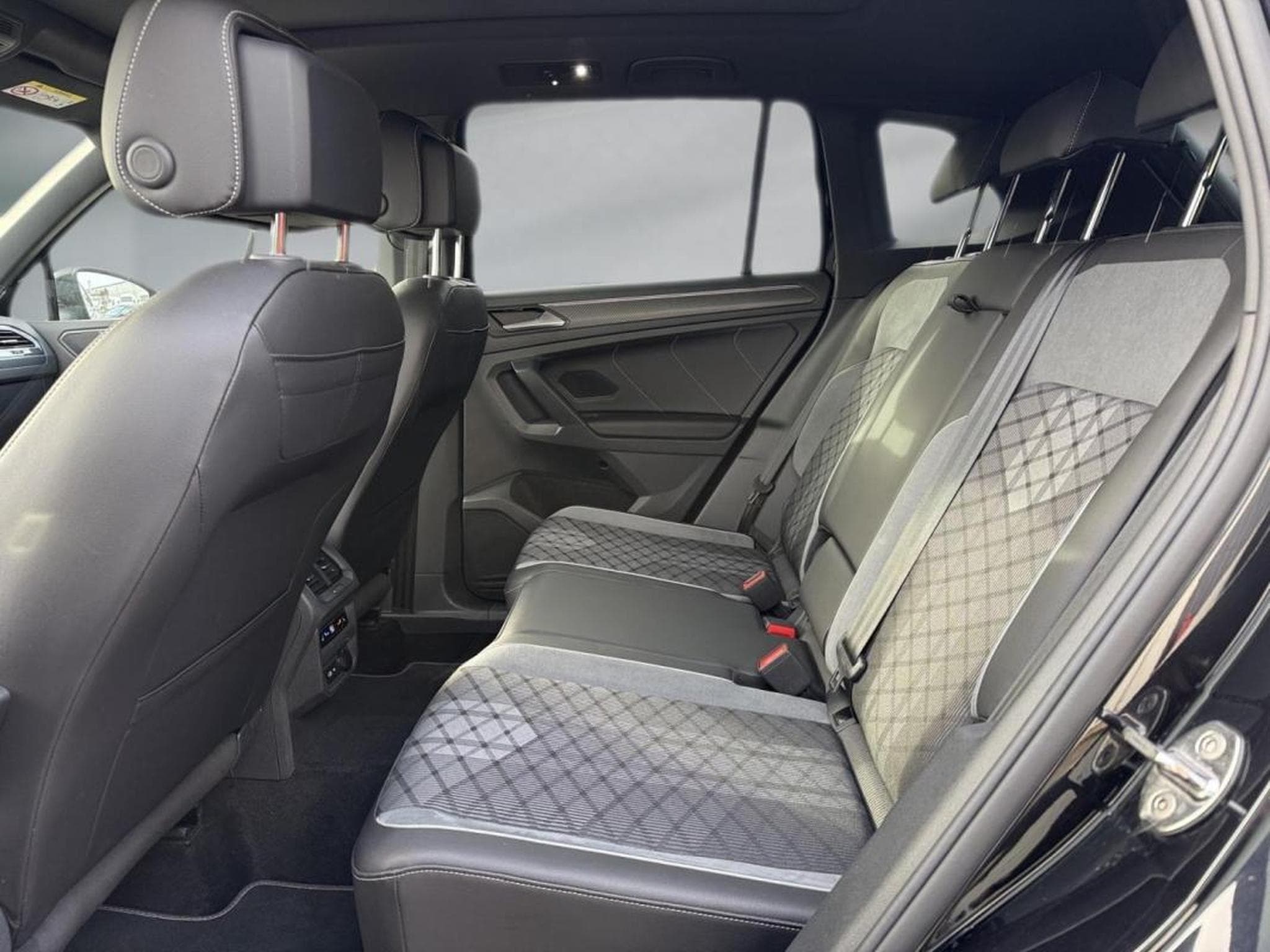 VW Tiguan -37% 2.0 TDI 150Ch R-Line (2024) - Photo 12