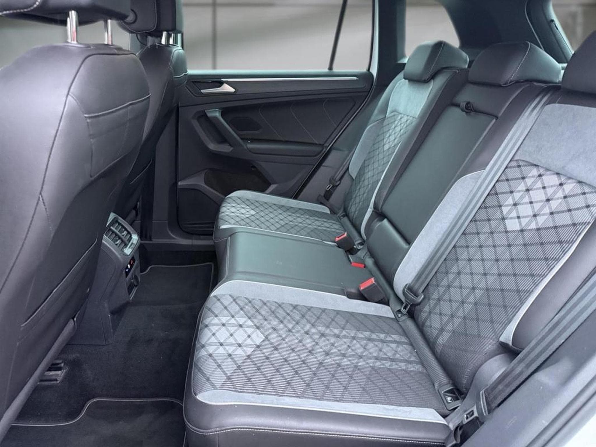 VW Tiguan -35% 1.5 TSI R-Line 150Ch (2024) - Photo 12