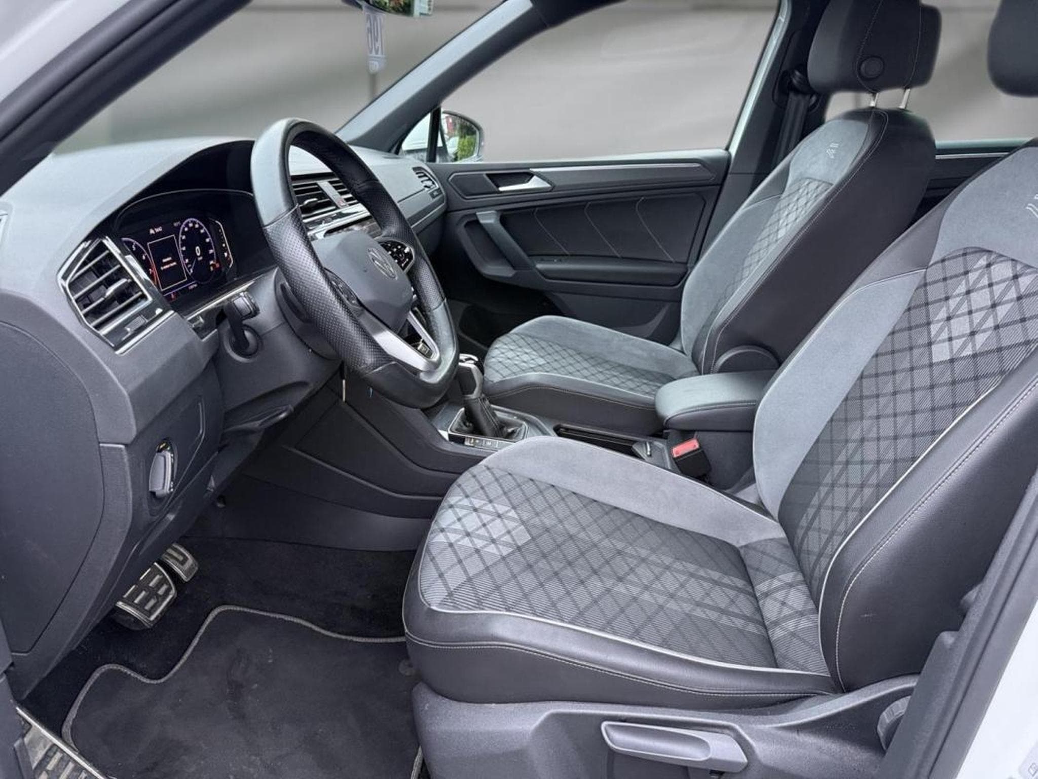 VW Tiguan -35% 1.5 TSI R-Line 150Ch (2024) - Photo 11