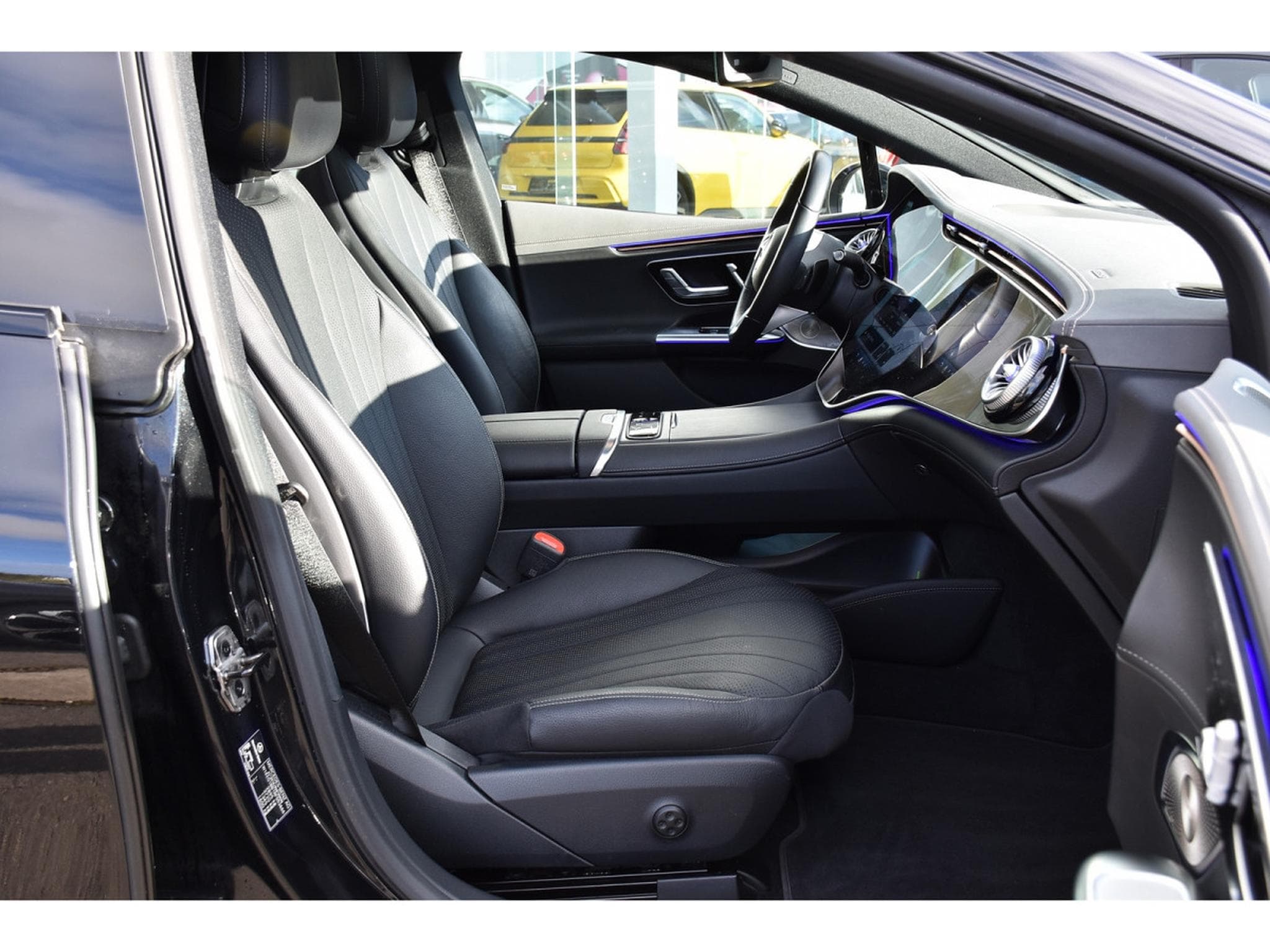 Mercedes EQE 300 AMG Line AIRMATIC DISTR CUIR MEMO PANO BURMESTER CAM360 (2025) - Photo 7