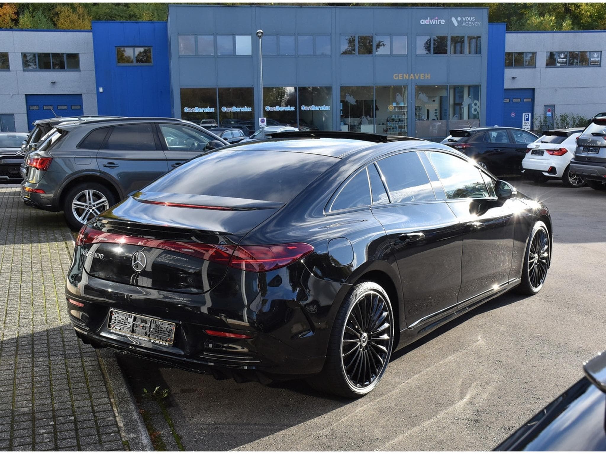 Mercedes EQE 300 AMG Line AIRMATIC DISTR CUIR MEMO PANO BURMESTER CAM360 (2025) - Photo 4