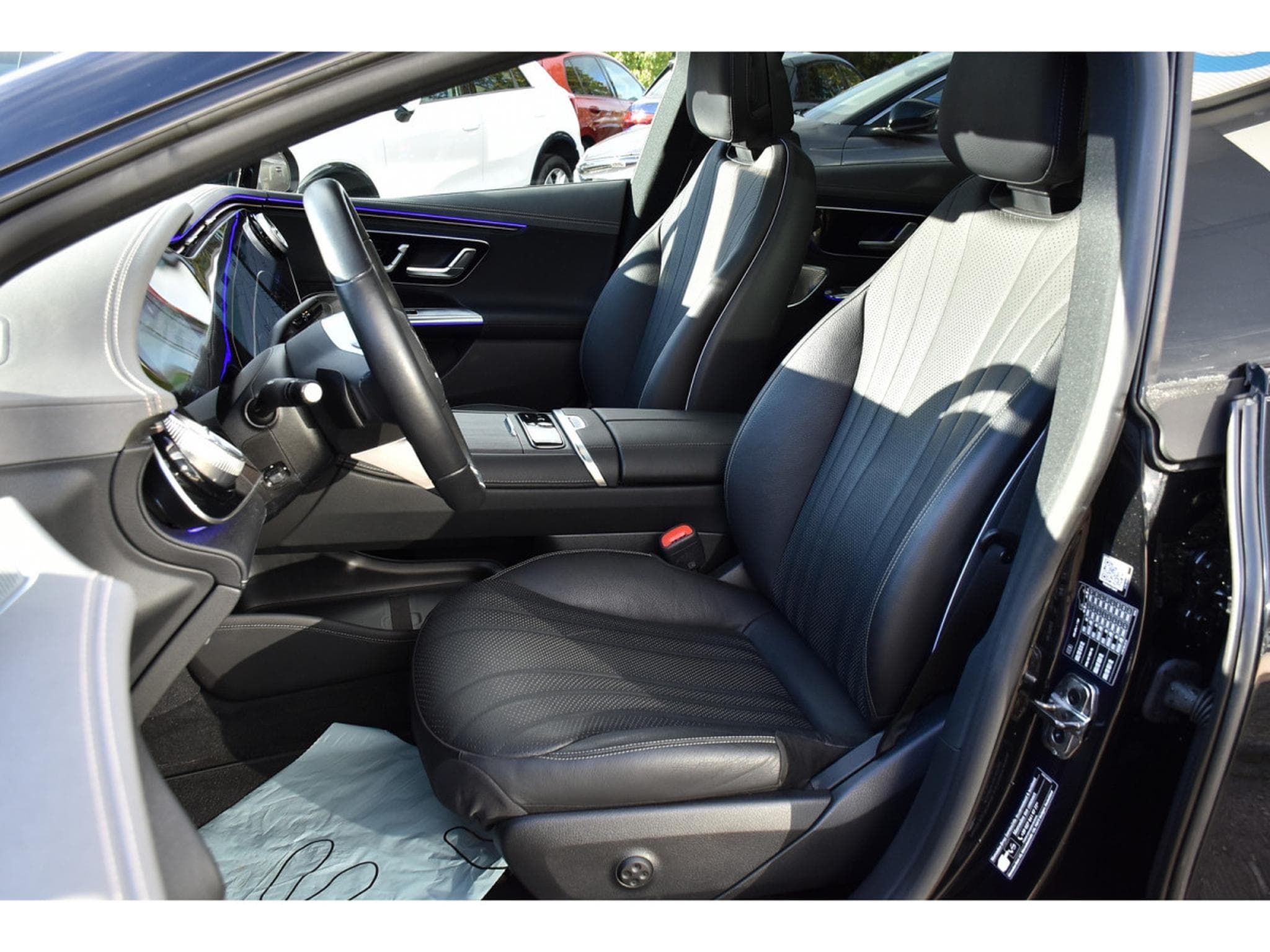 Mercedes EQE 300 AMG Line AIRMATIC DISTR CUIR MEMO PANO BURMESTER CAM360 (2025) - Photo 6