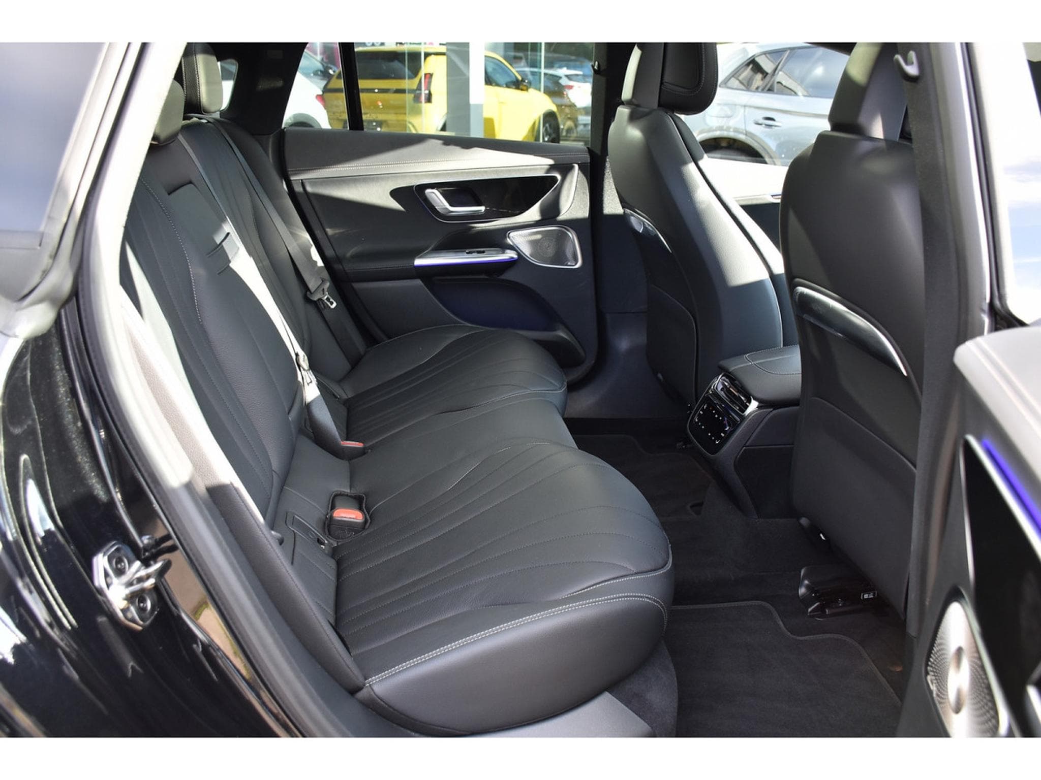 Mercedes EQE 300 AMG Line AIRMATIC DISTR CUIR MEMO PANO BURMESTER CAM360 (2025) - Photo 8