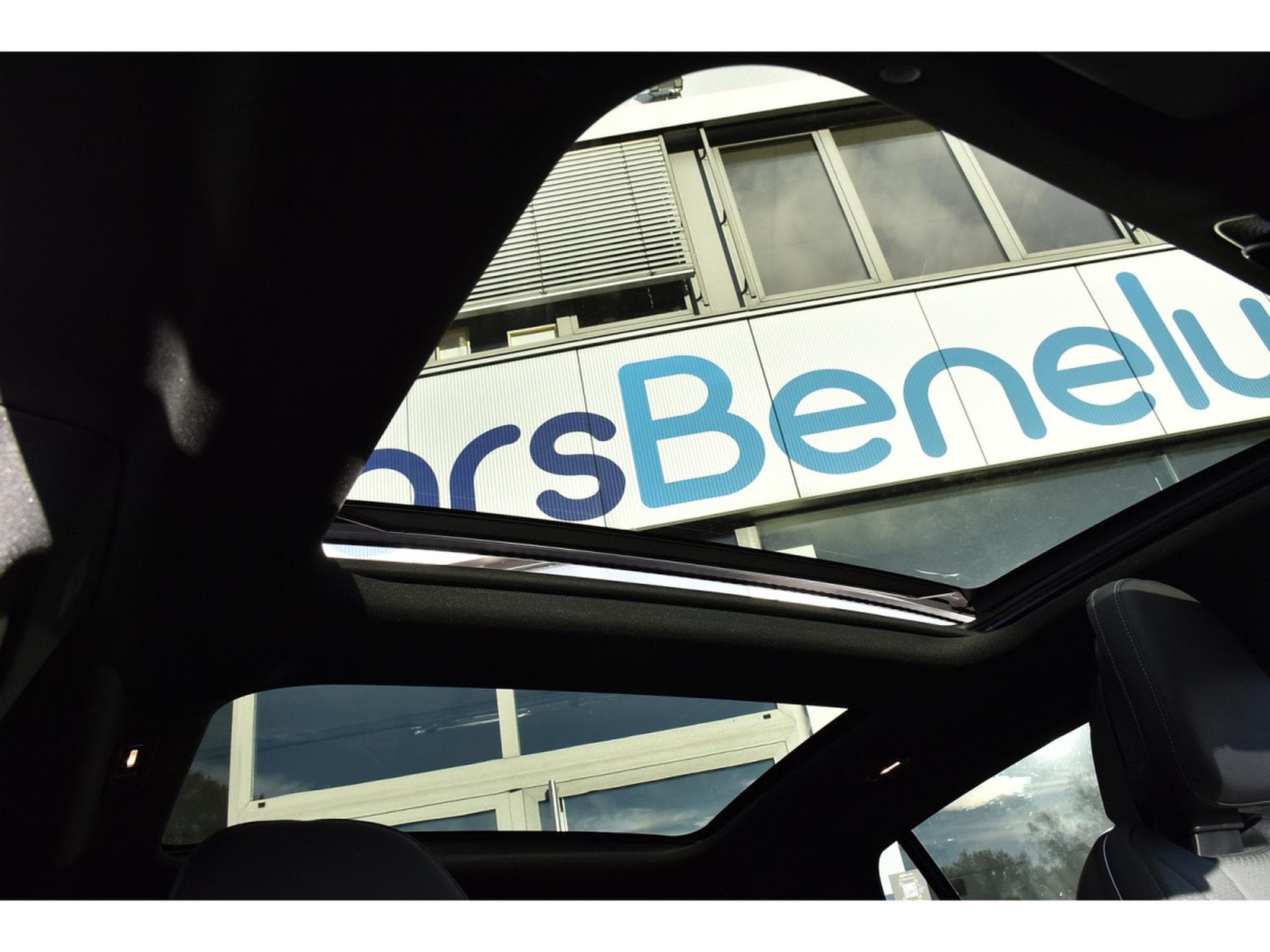 Mercedes EQE 300 AMG Line AIRMATIC DISTR CUIR MEMO PANO BURMESTER CAM360 (2025) - Photo 9